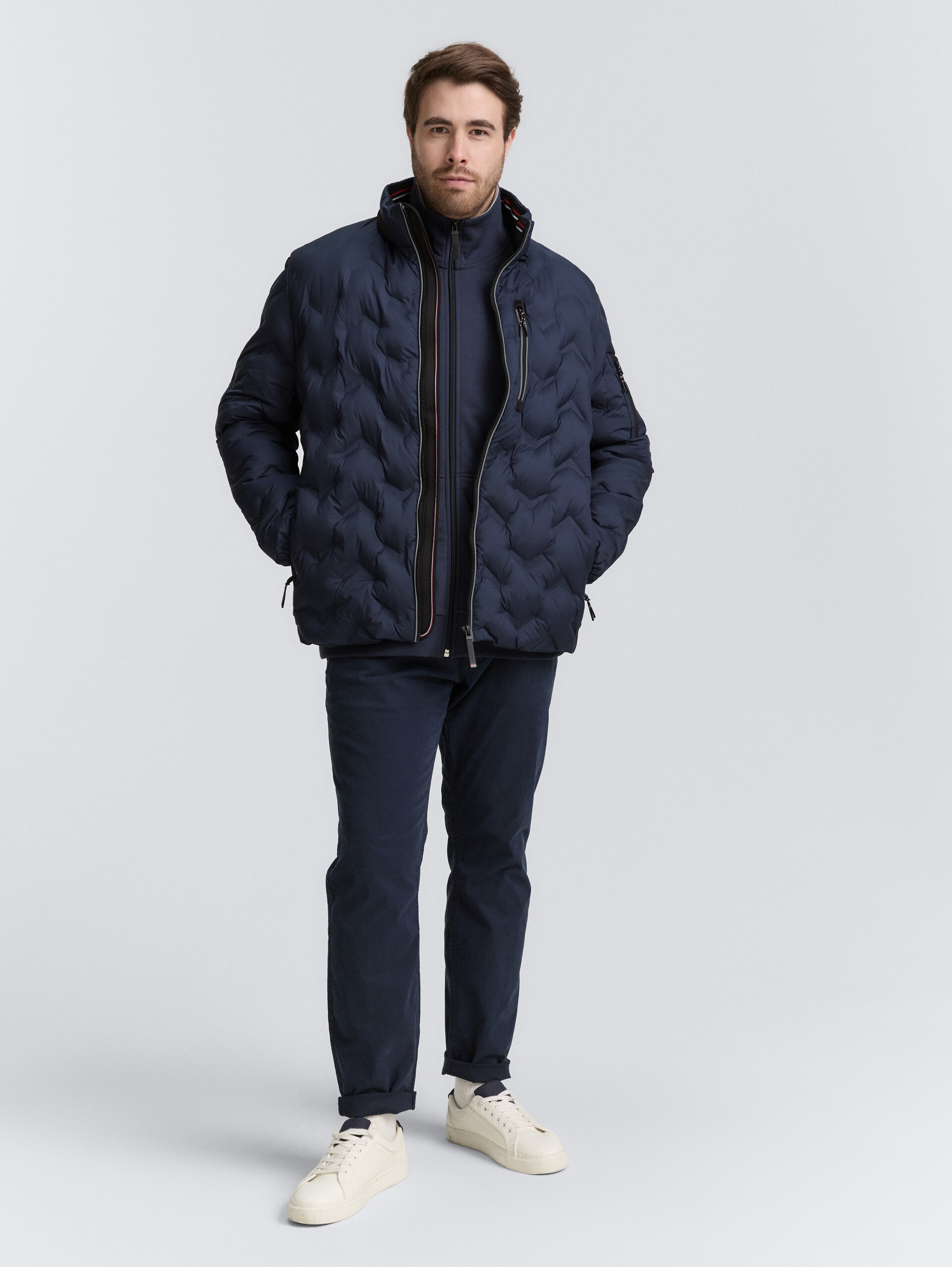 Plus Size - Hybrid Lightweight Steppjacke mit verstaubarer Kapuze - sky captain blue - seitliche Model-Ansicht