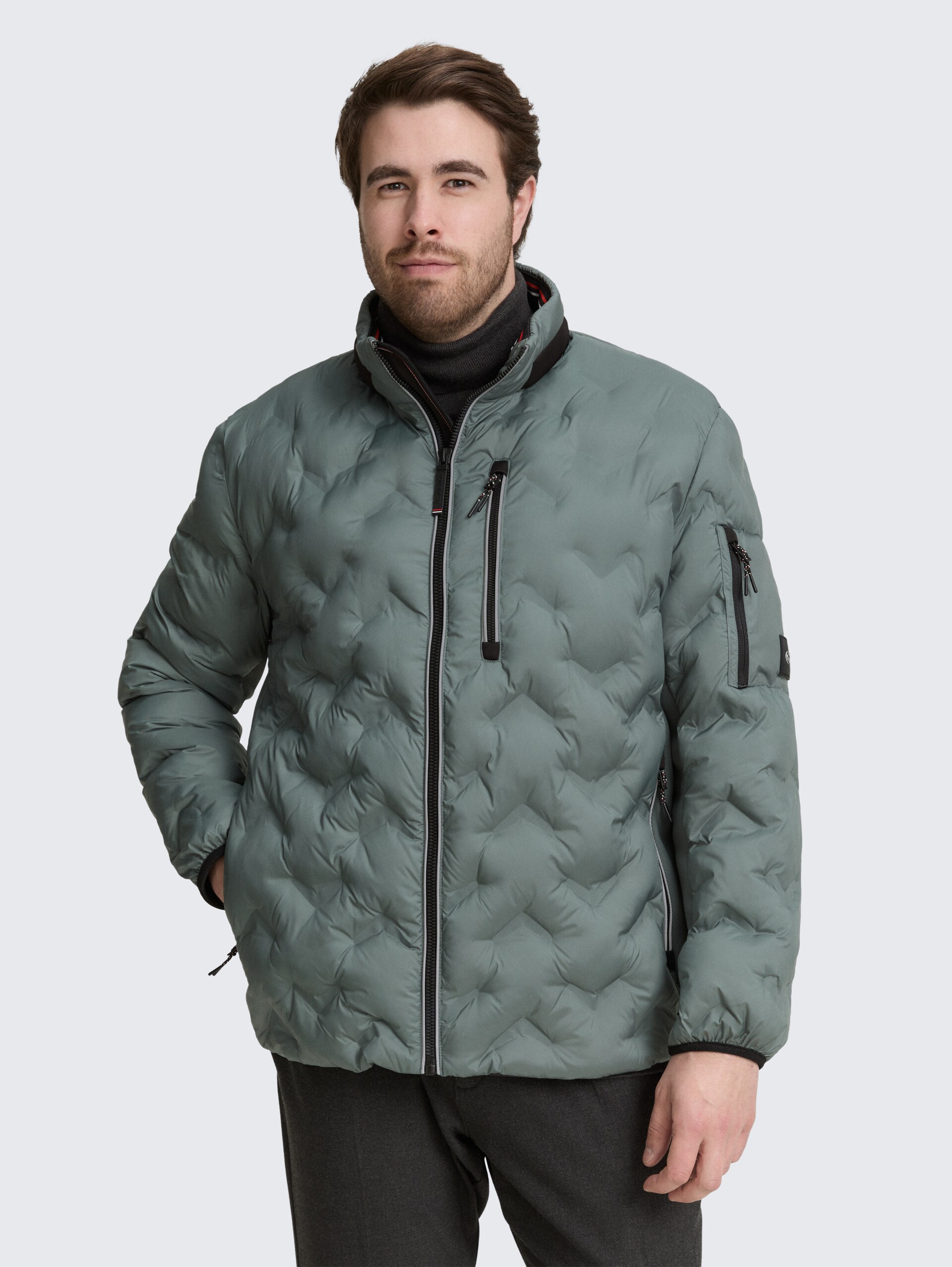 Plus Size - Hybrid Lightweight Steppjacke mit verstaubarer Kapuze - washed jasper green - Model-Vorderansicht