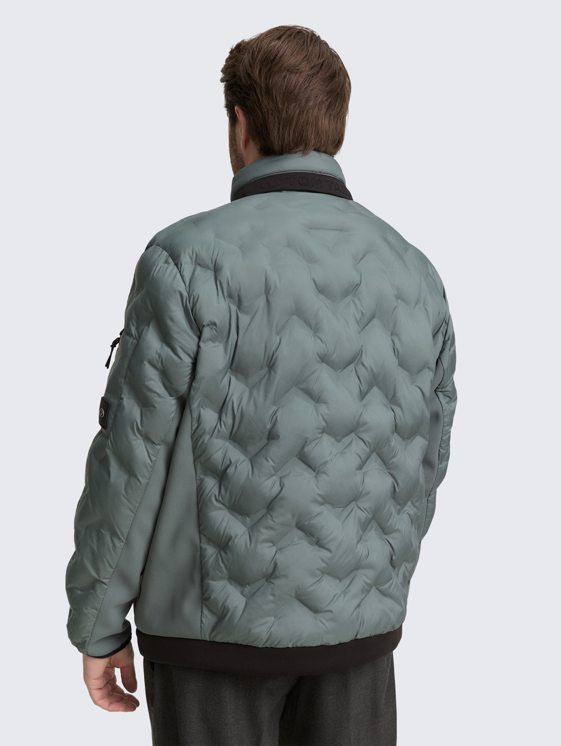 Plus Size - Hybrid Lightweight Steppjacke mit verstaubarer Kapuze - washed jasper green - Model-Rückansicht