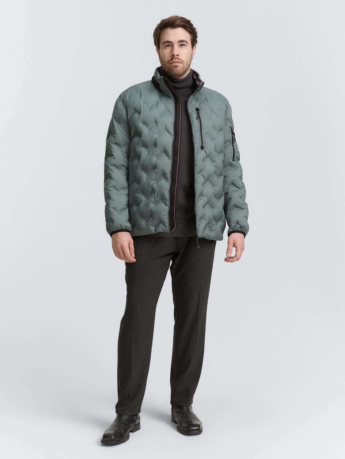 Plus Size - Hybrid Lightweight Steppjacke mit verstaubarer Kapuze - washed jasper green - seitliche Model-Ansicht