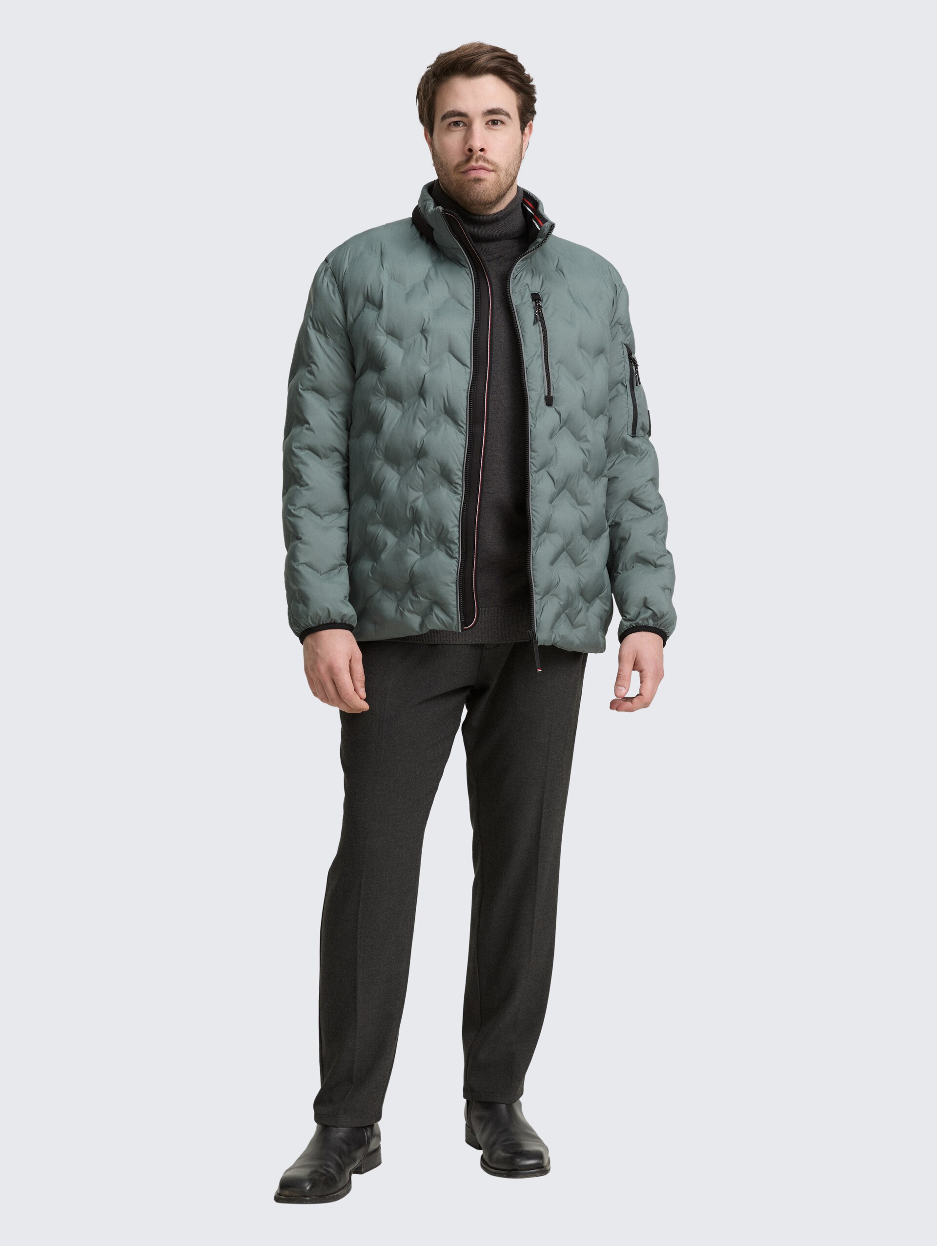 Plus Size - Hybrid Lightweight Steppjacke mit verstaubarer Kapuze - washed jasper green - seitliche Model-Ansicht
