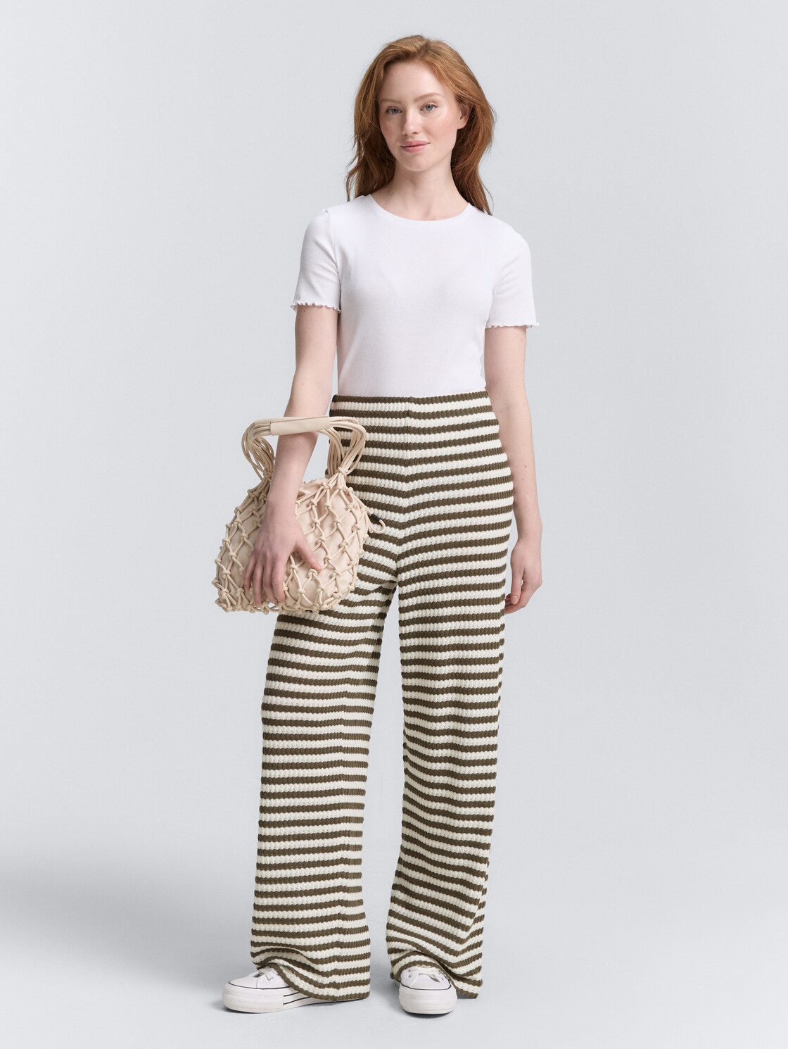 Wide Leg Strickhose - olive white stripe - Model-Vorderansicht