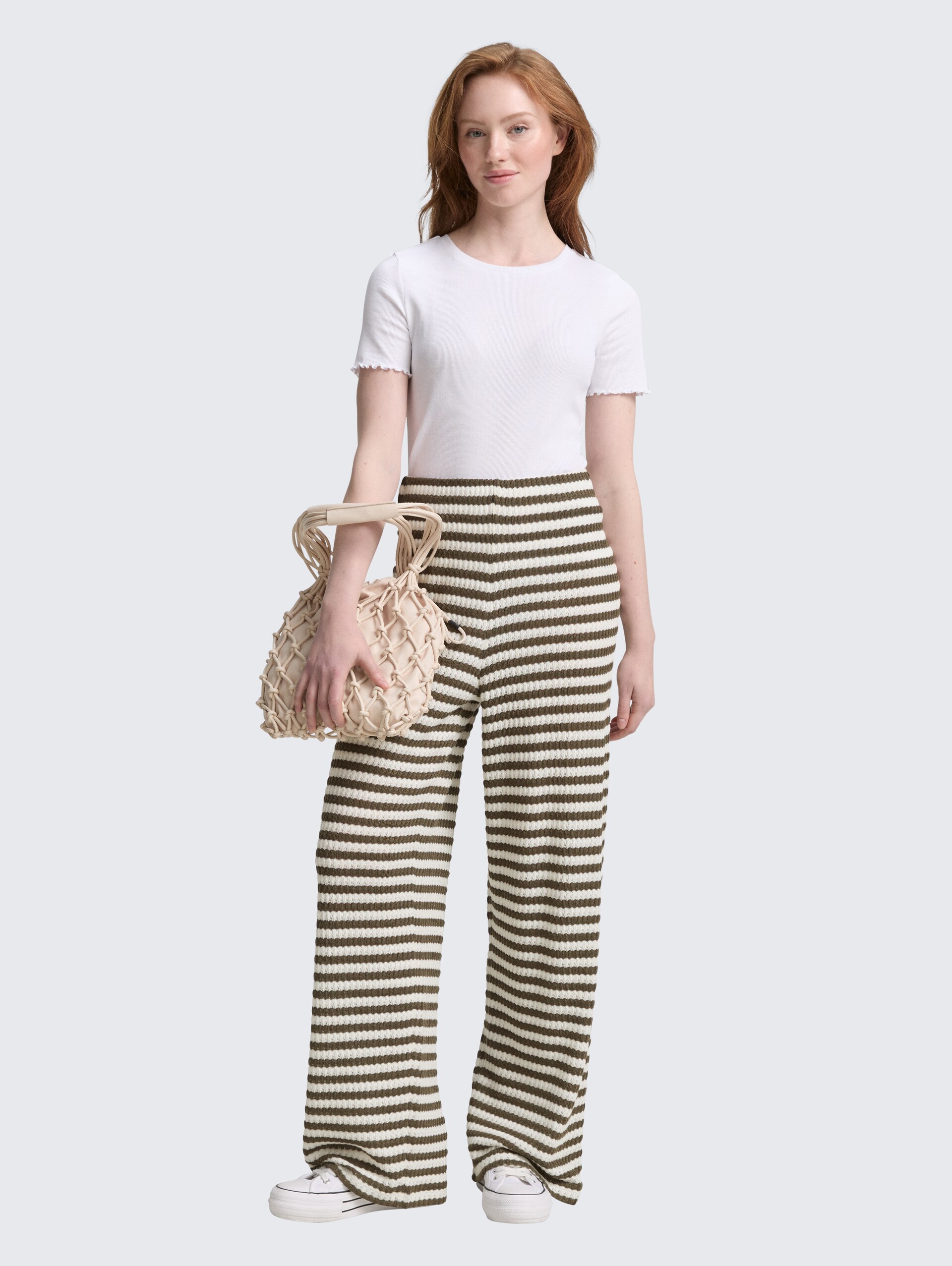 Wide Leg Strickhose - olive white stripe - Model-Vorderansicht