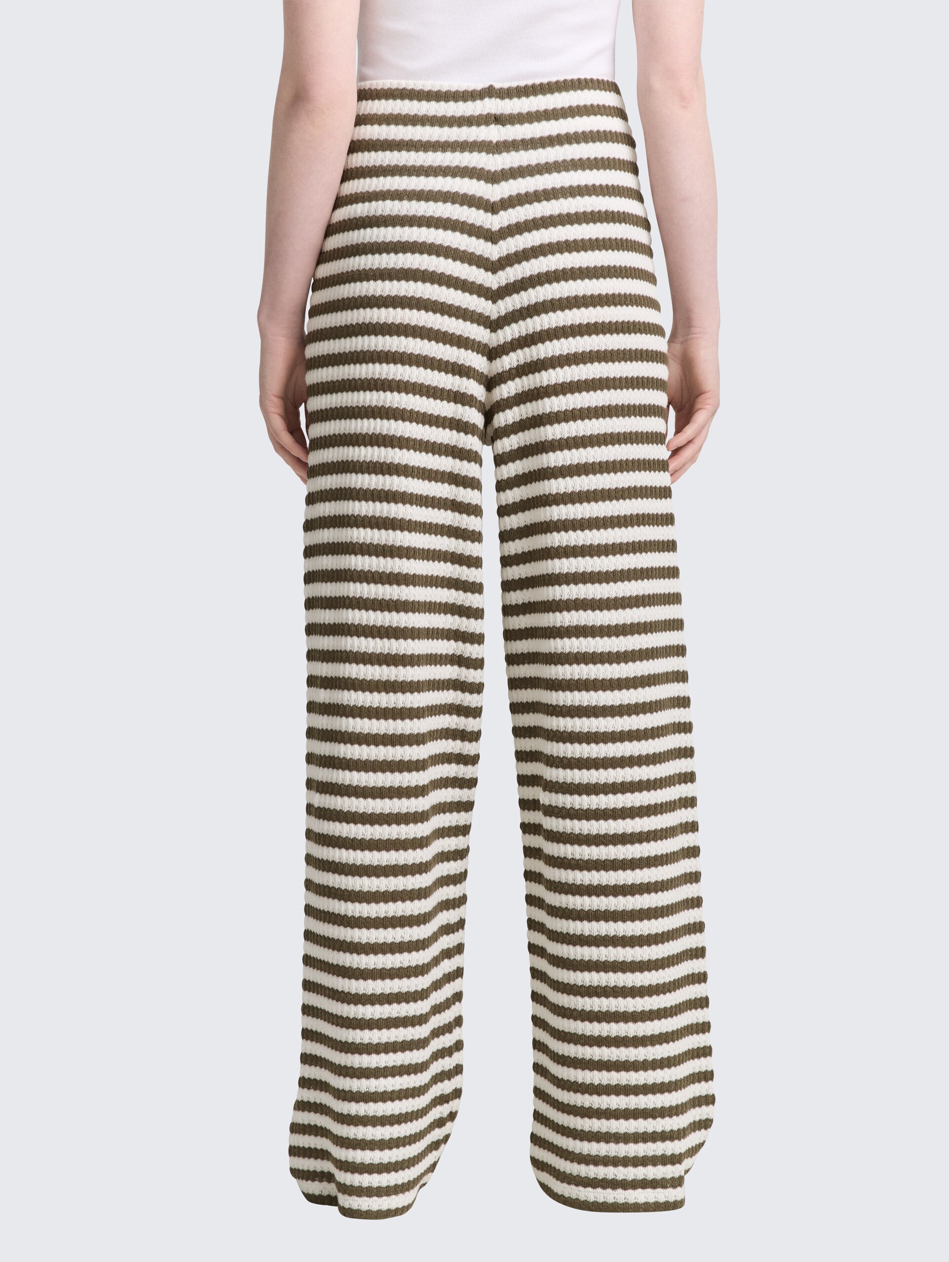 Wide Leg Strickhose - olive white stripe - Auschnitt Model-Rückansicht