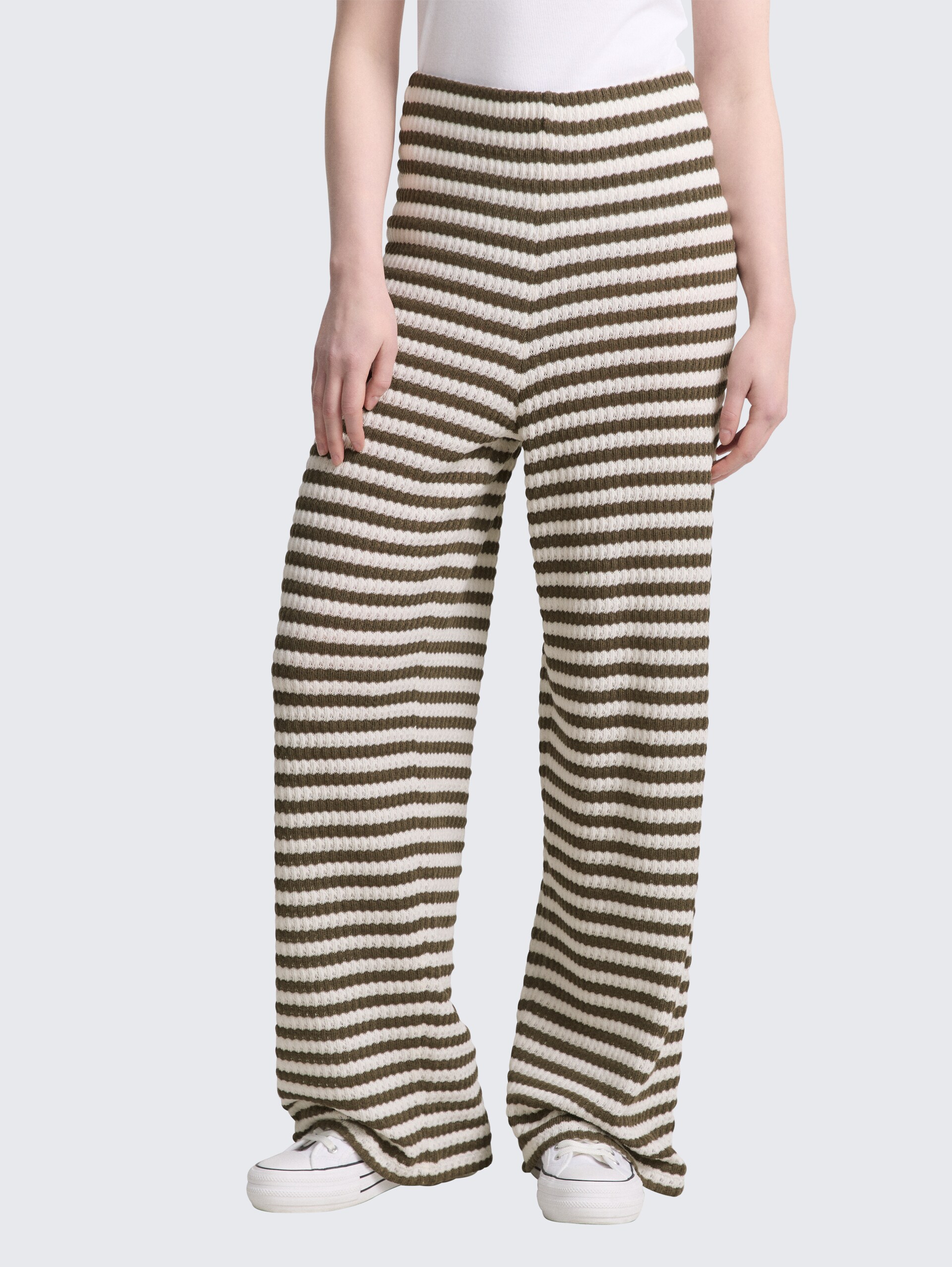 Wide Leg Strickhose - olive white stripe - Ausschnitt Model-Vorderansicht