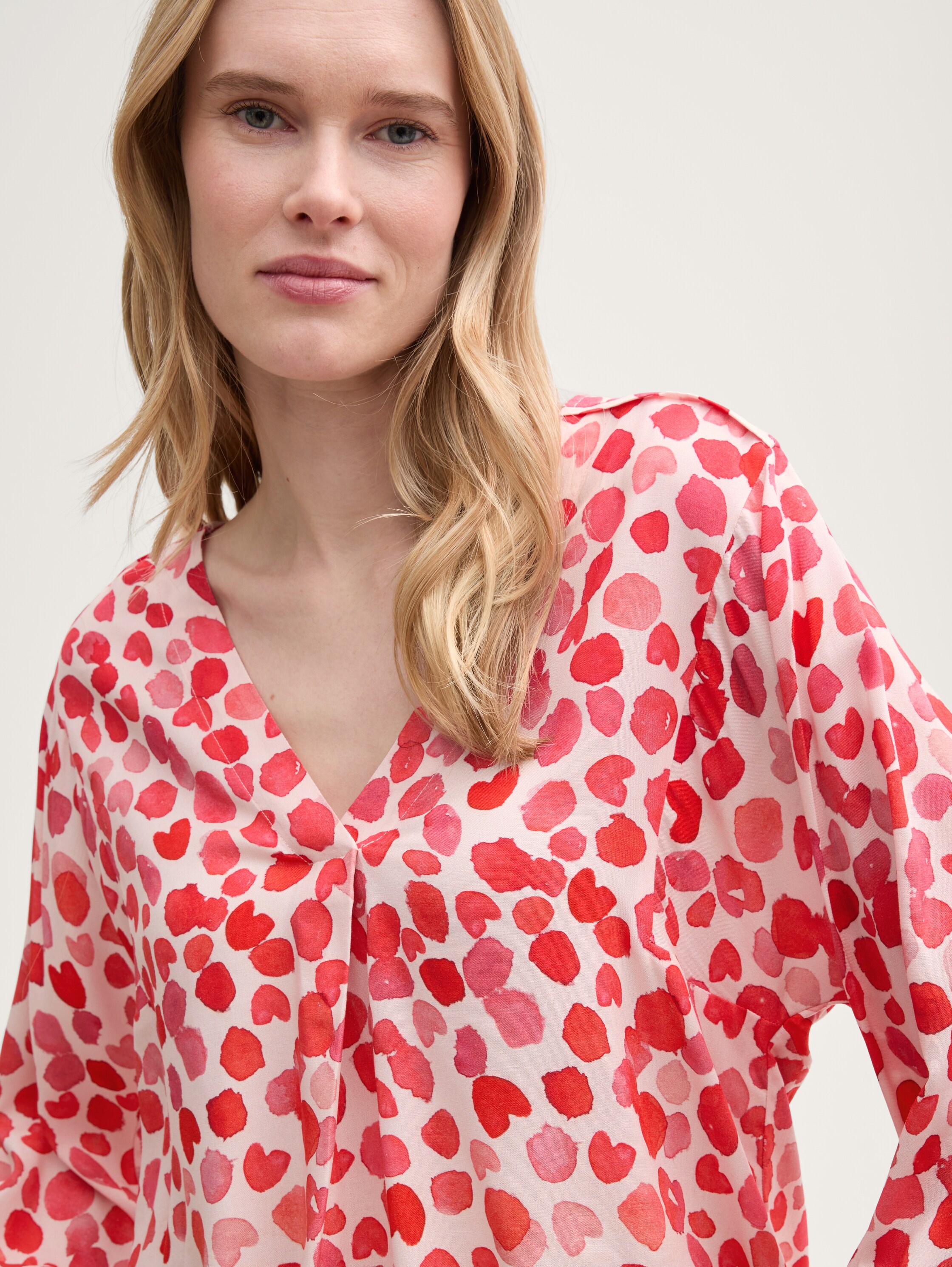 Bluse mit V-Ausschnitt - rose_red_heart_print - 