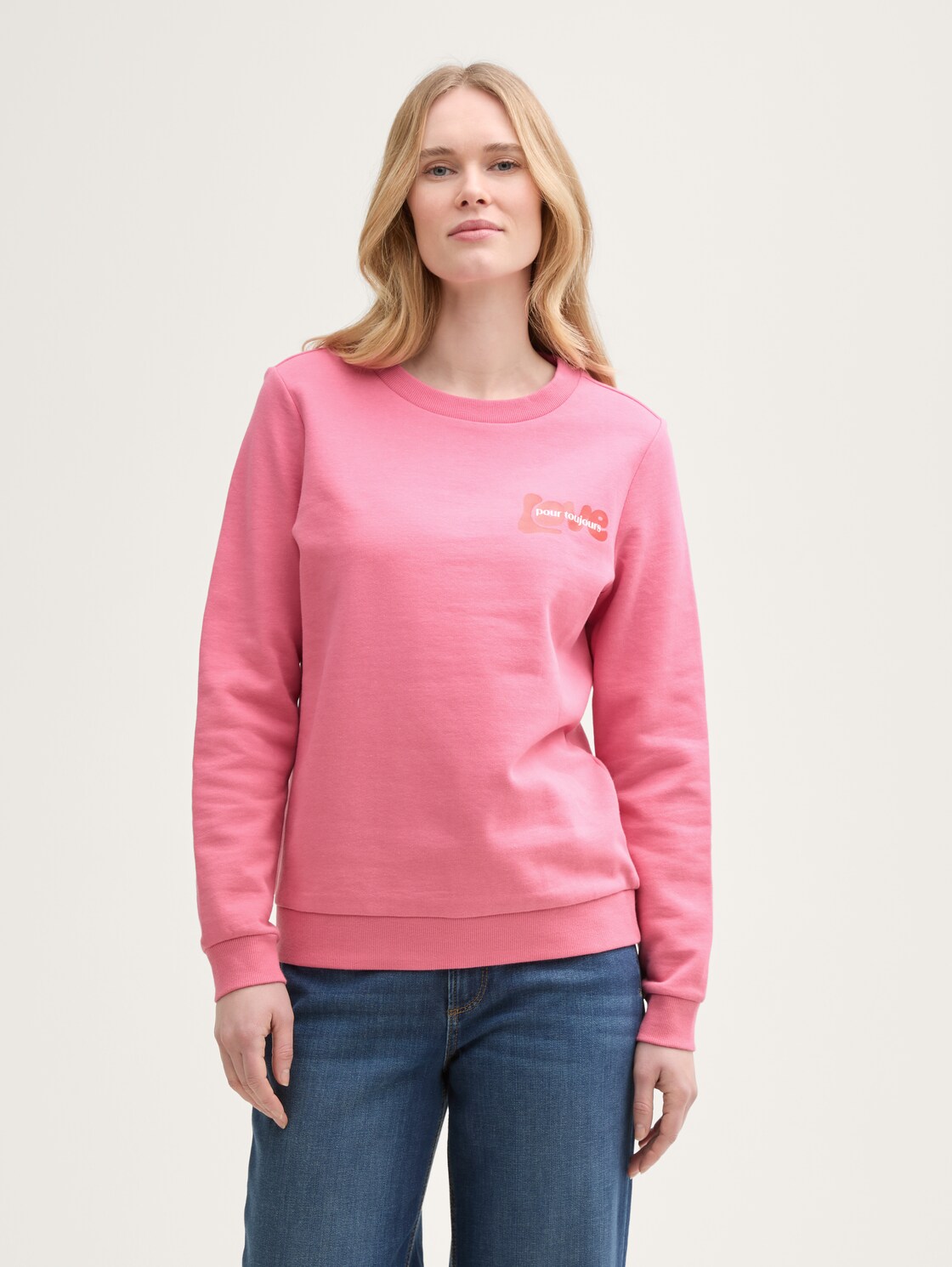Loose Fit Sweatshirt mit Print - Bright Rose - Ausschnitt Model-Vorderansicht