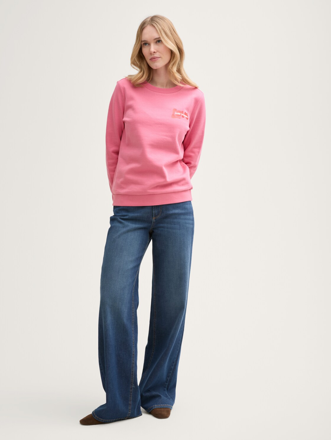 Loose Fit Sweatshirt mit Print - Bright Rose - Model-Vorderansicht