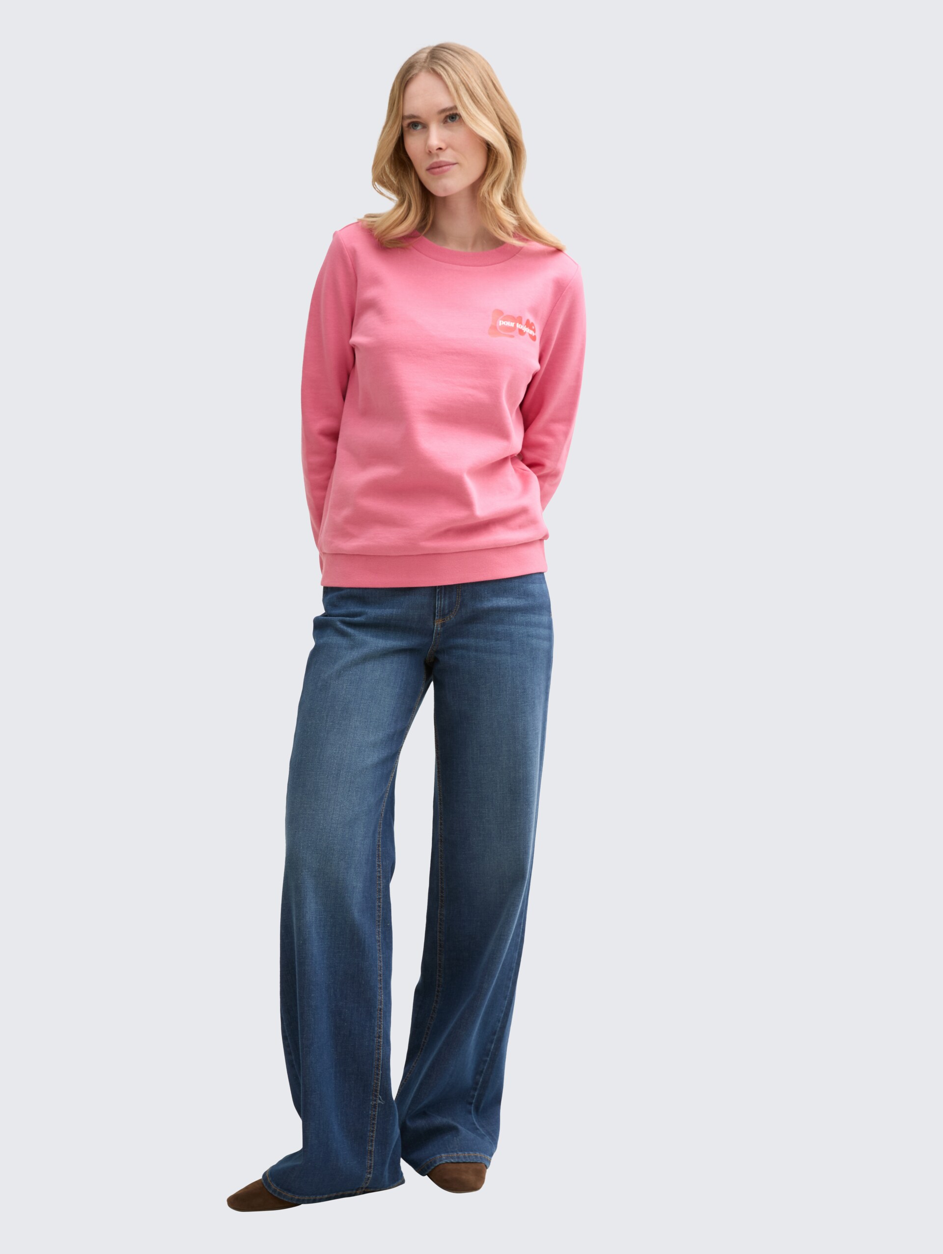Loose Fit Sweatshirt mit Print - Bright Rose - Model-Vorderansicht