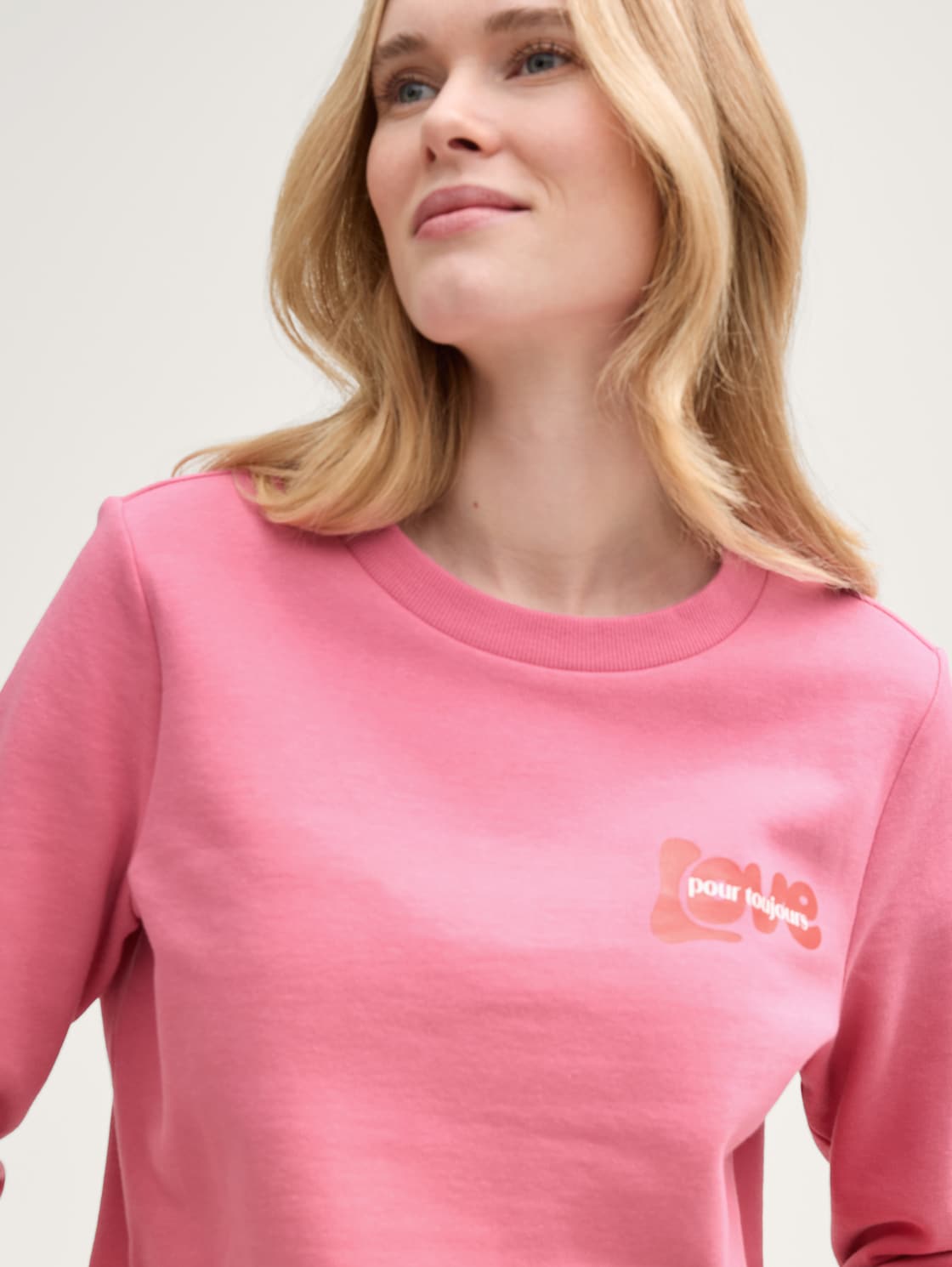 Loose Fit Sweatshirt mit Print - Bright Rose - Detail-Model-Ansicht