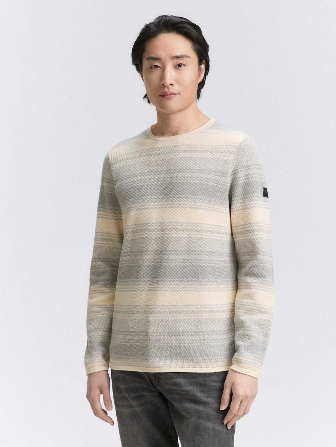 Strickpullover im Streifenmuster - grey white stripe - Ausschnitt Model-Vorderansicht