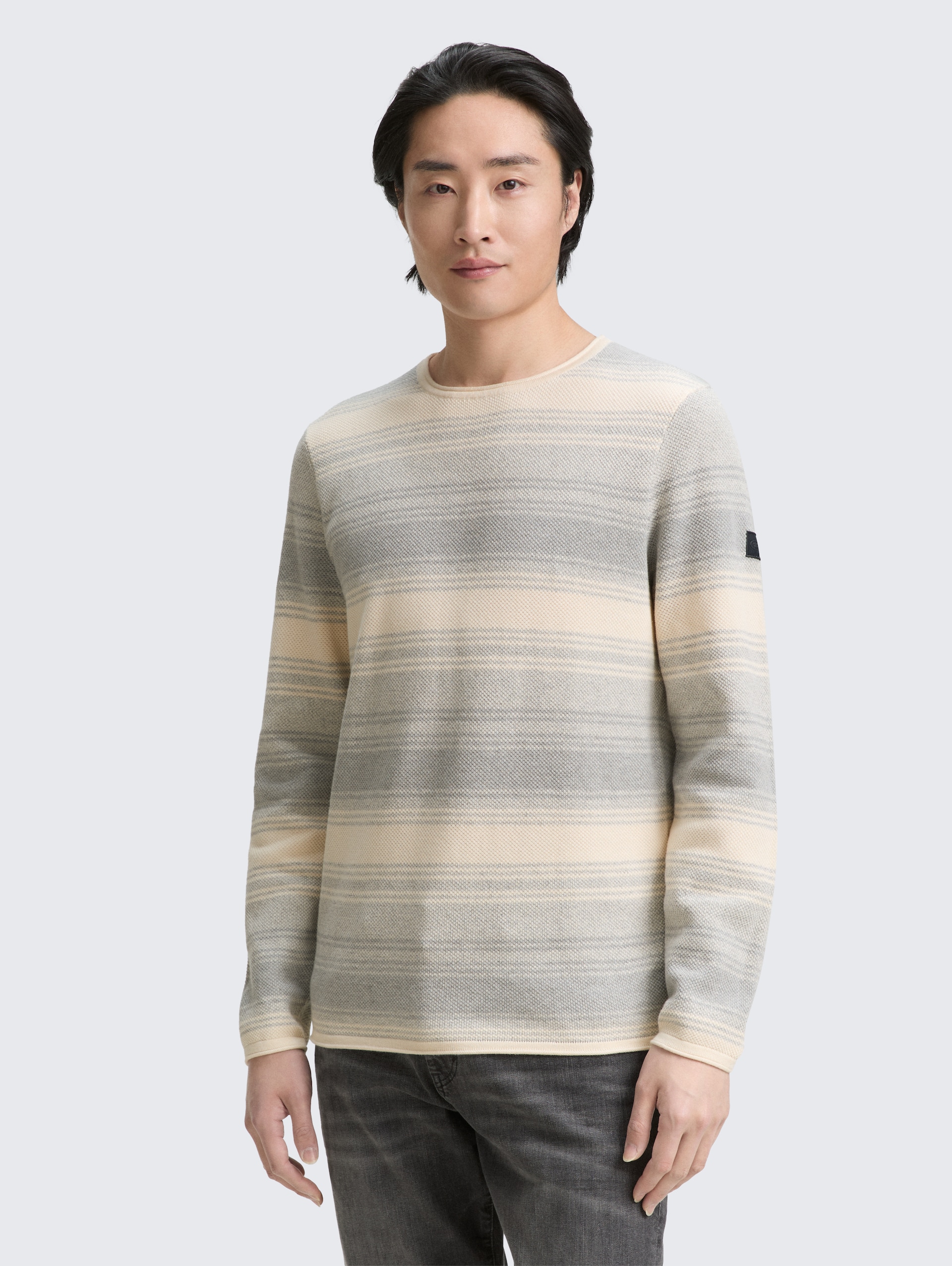 Strickpullover im Streifenmuster - grey white stripe - Ausschnitt Model-Vorderansicht