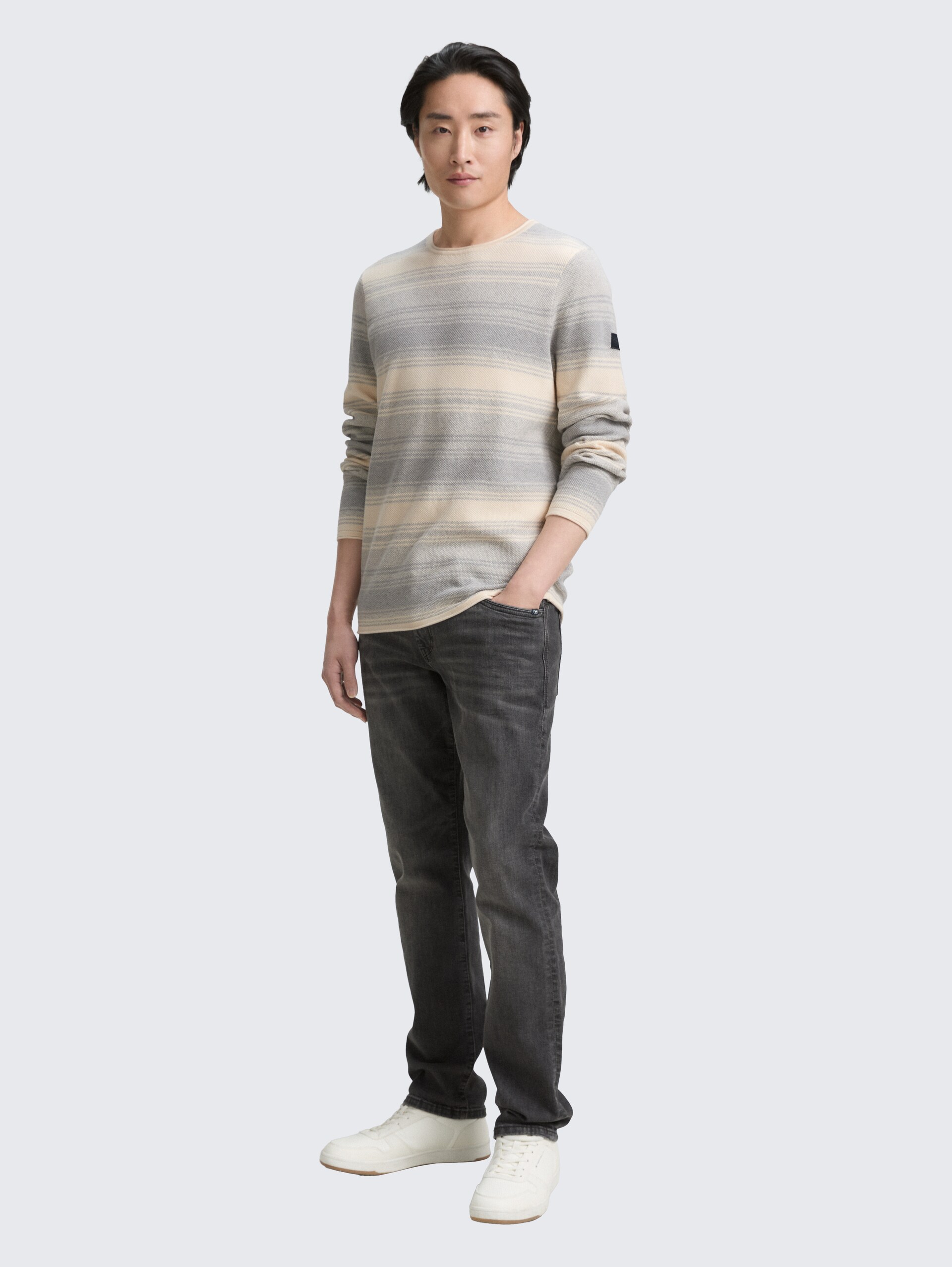 Strickpullover im Streifenmuster - grey white stripe - Model-Vorderansicht