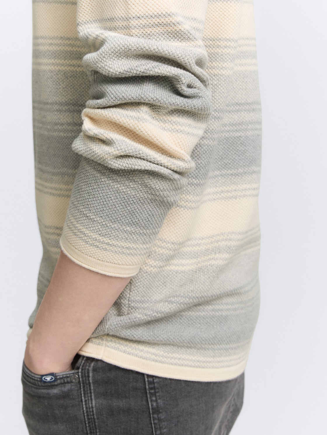 Strickpullover im Streifenmuster - grey white stripe - Detail-Model-Ansicht