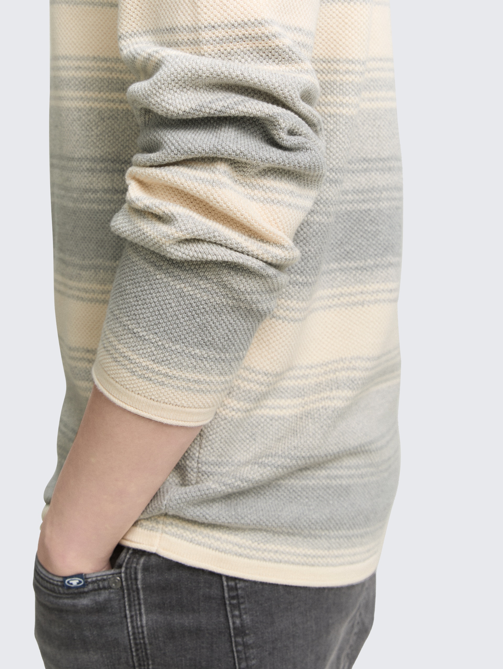 Strickpullover im Streifenmuster - grey white stripe - Detail-Model-Ansicht