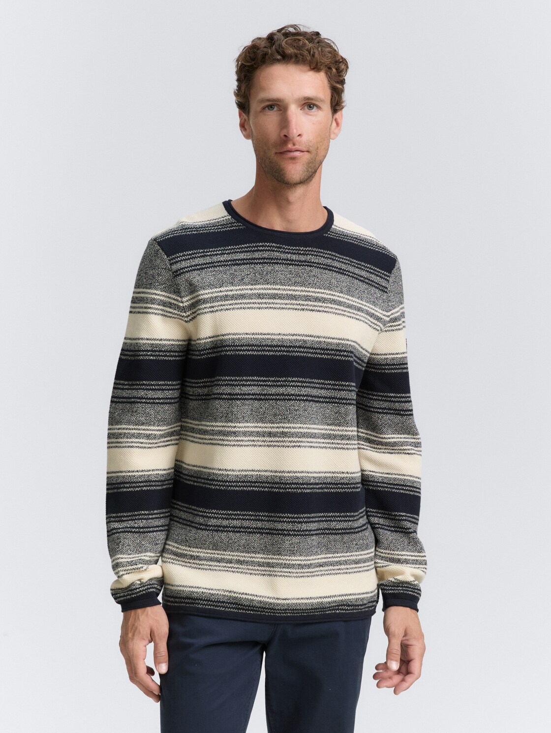 Strickpullover im Streifenmuster - off white navy stripe - Ausschnitt Model-Vorderansicht