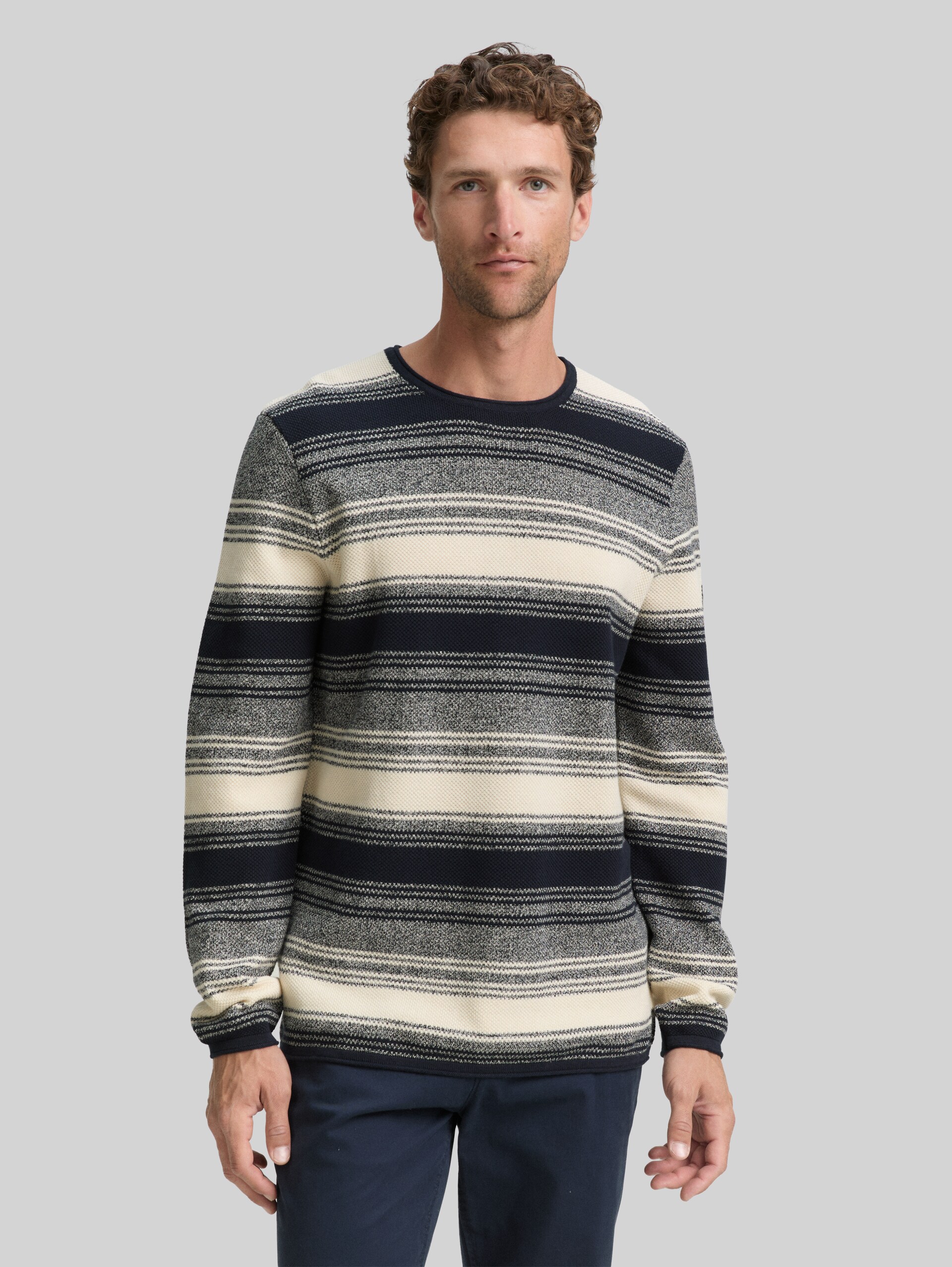 Knitted jumper in a striped pattern - off white navy stripe - Neckline model front view
