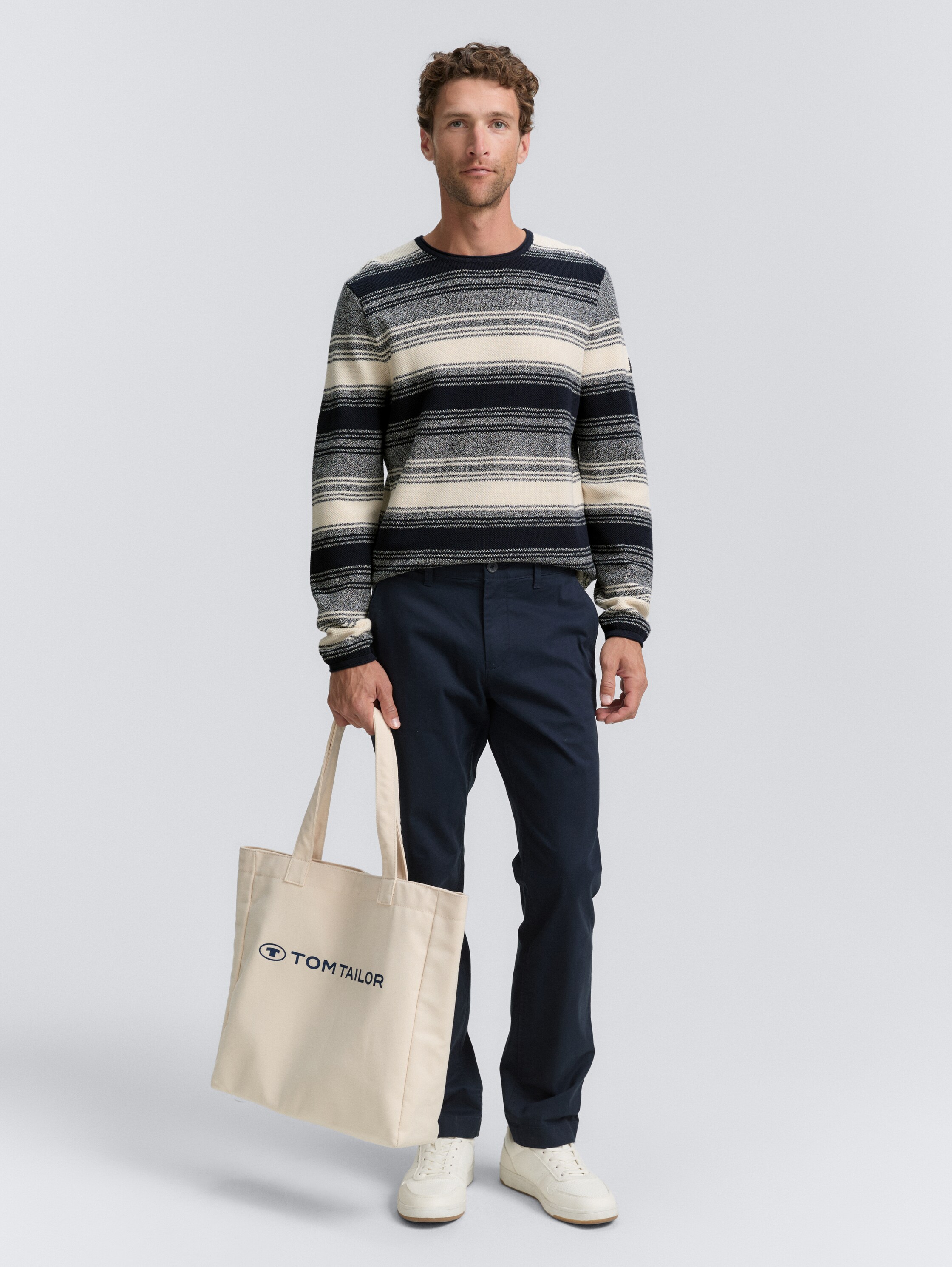 Gebreide trui met streeppatroon - off white navy stripe - Model vooraanzicht