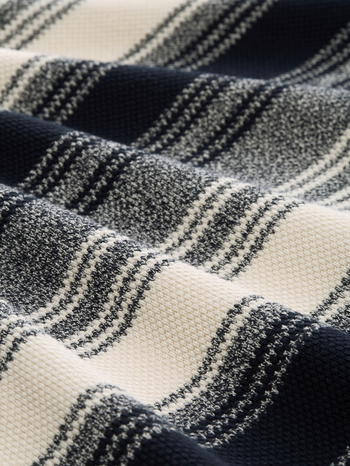Strickpullover im Streifenmuster - off white navy stripe - Material-Ansicht