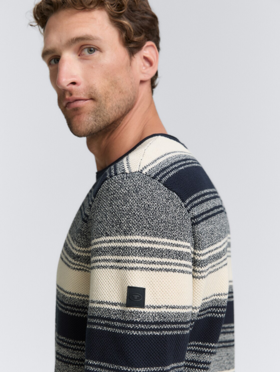 Strickpullover im Streifenmuster - off white navy stripe - Detail-Model-Ansicht