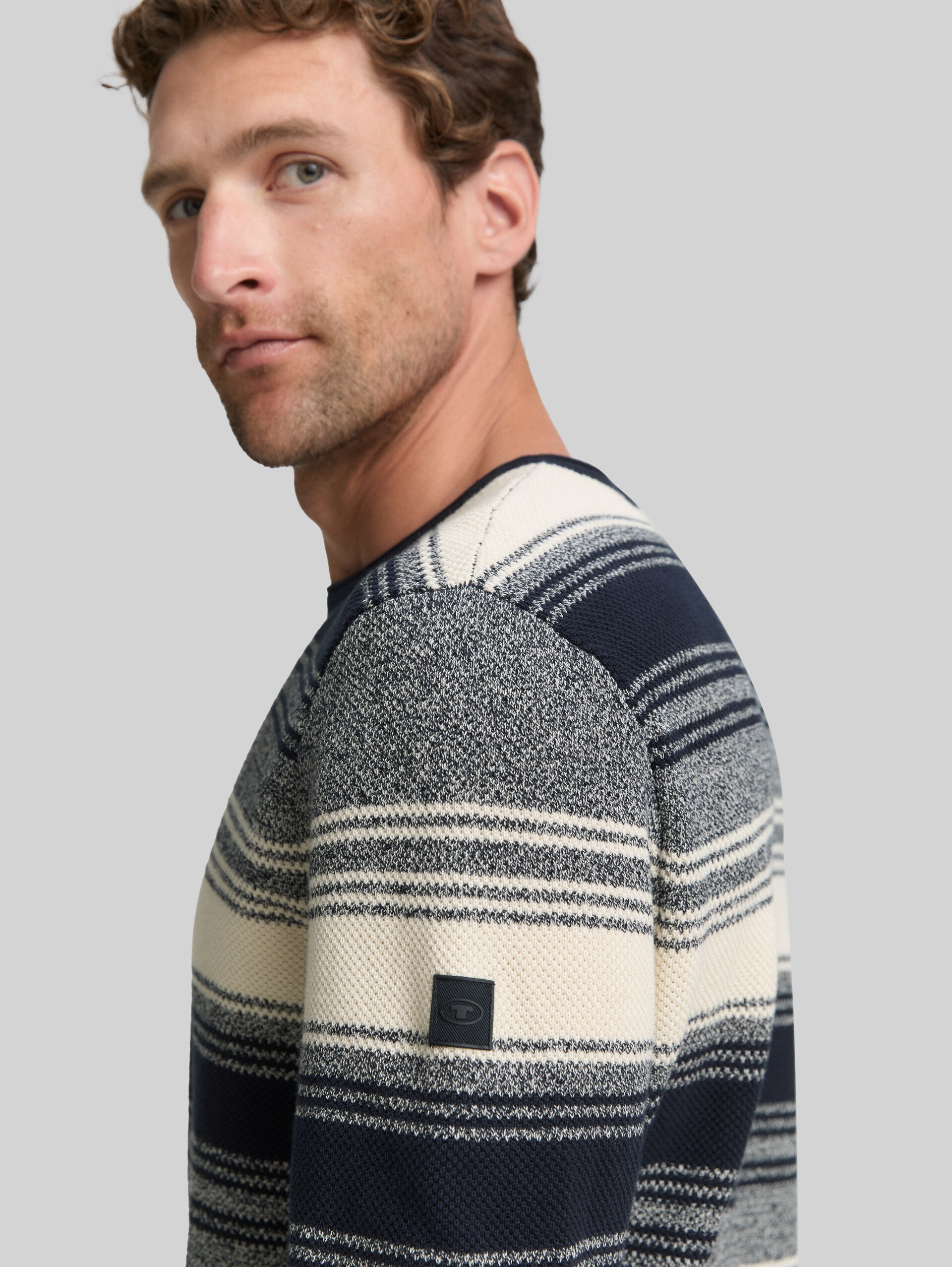 Knitted jumper in a striped pattern - off white navy stripe - Detail model view