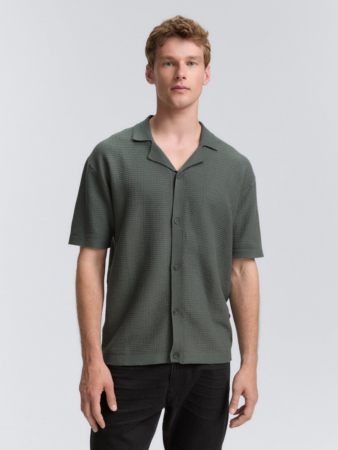Strick-Poloshirt mit kurzen Ärmeln - washed jasper green - Ausschnitt Model-Vorderansicht