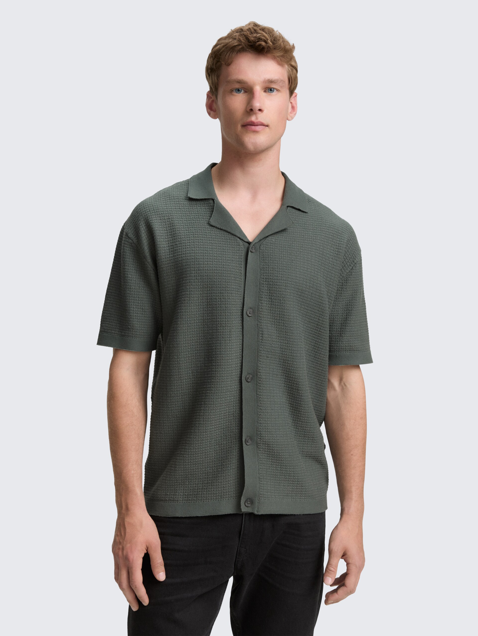 Strick-Poloshirt mit kurzen Ärmeln - washed jasper green - Ausschnitt Model-Vorderansicht
