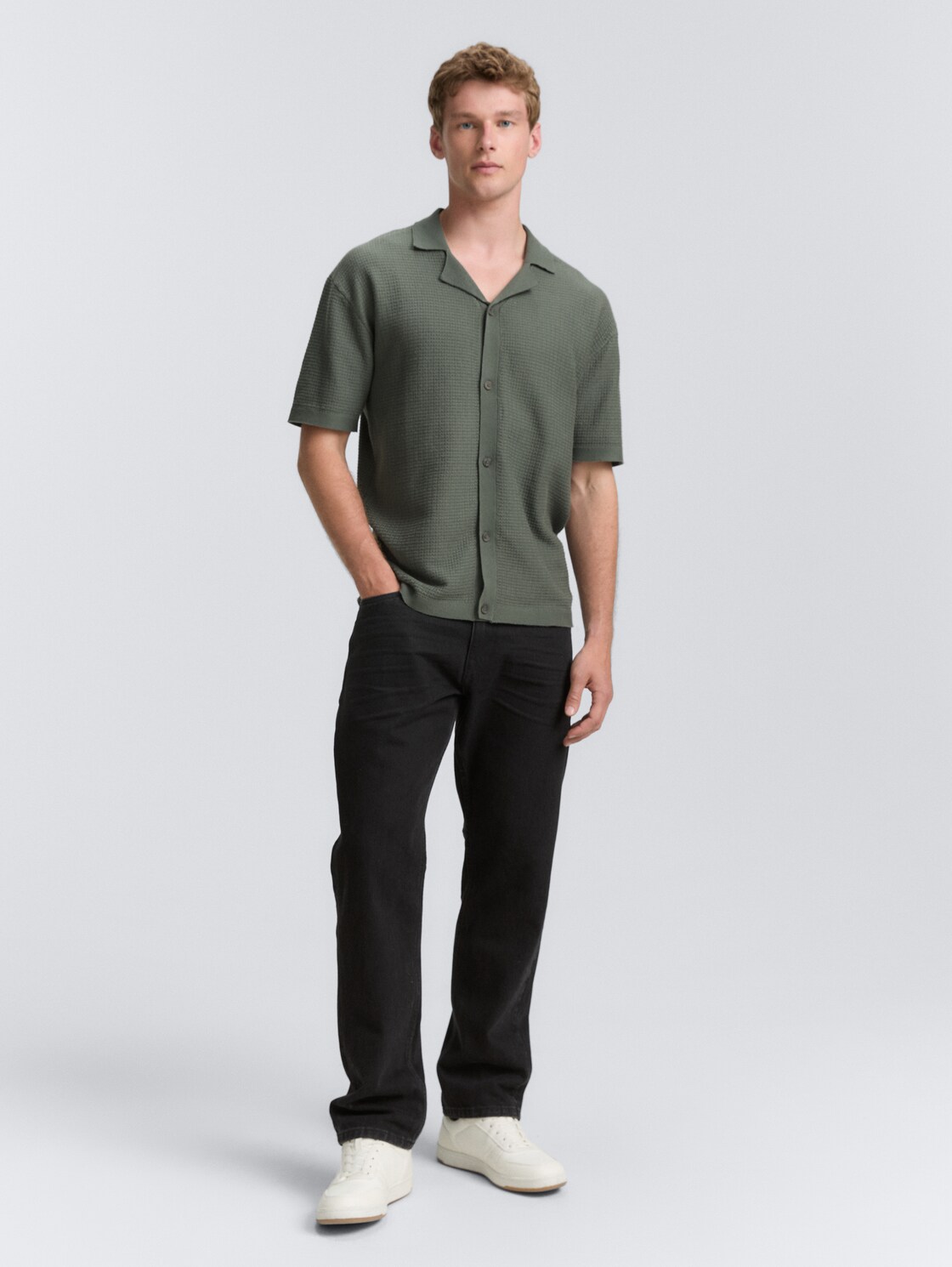 Strick-Poloshirt mit kurzen Ärmeln - washed jasper green - Model-Vorderansicht