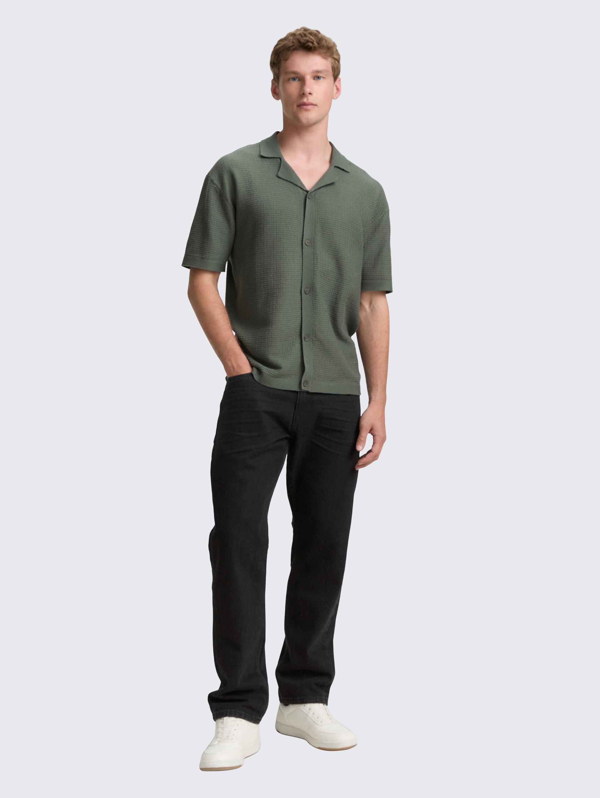 Strick-Poloshirt mit kurzen Ärmeln - washed jasper green - Model-Vorderansicht