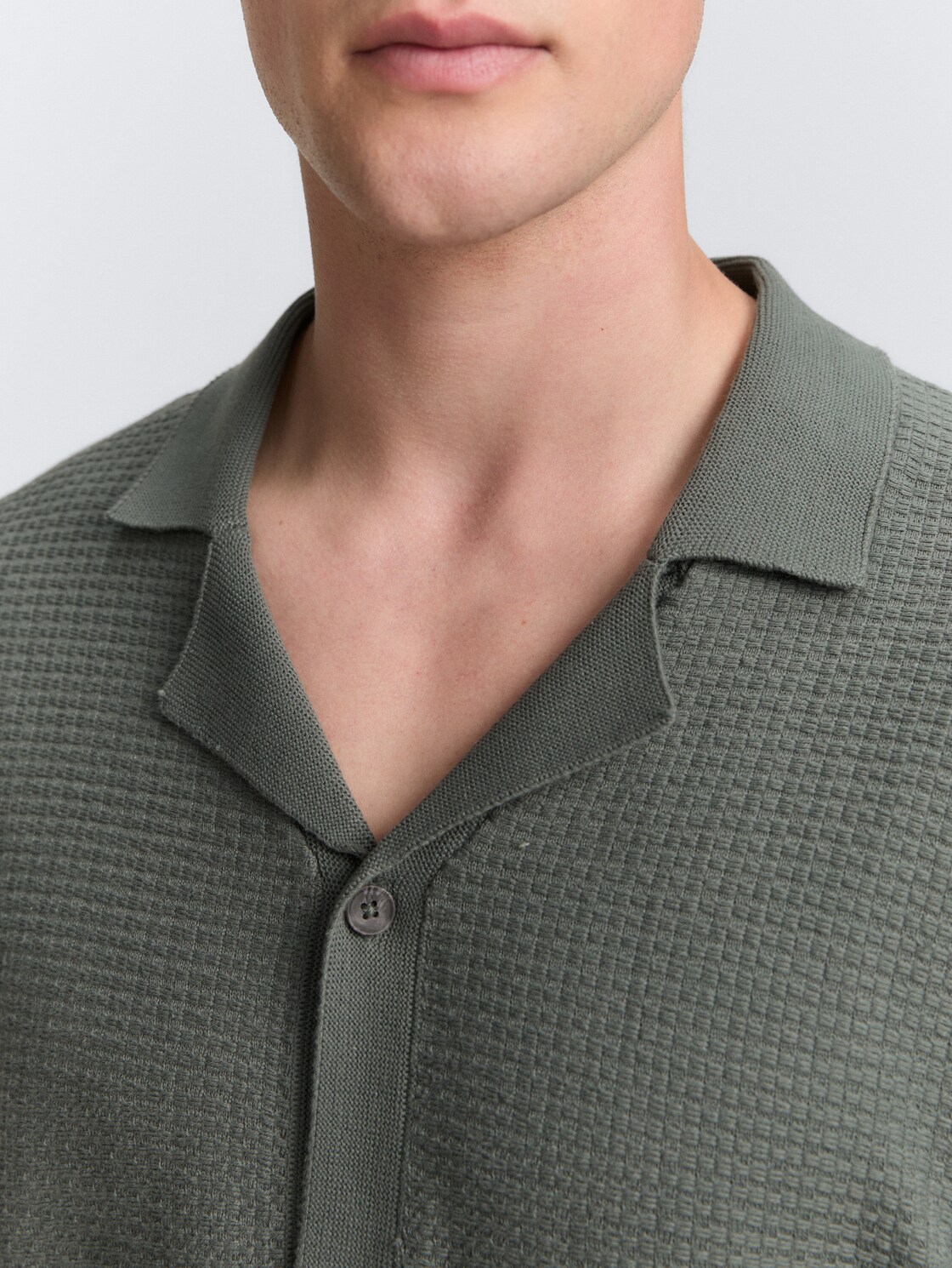 Strick-Poloshirt mit kurzen Ärmeln - washed jasper green - Detail-Model-Ansicht