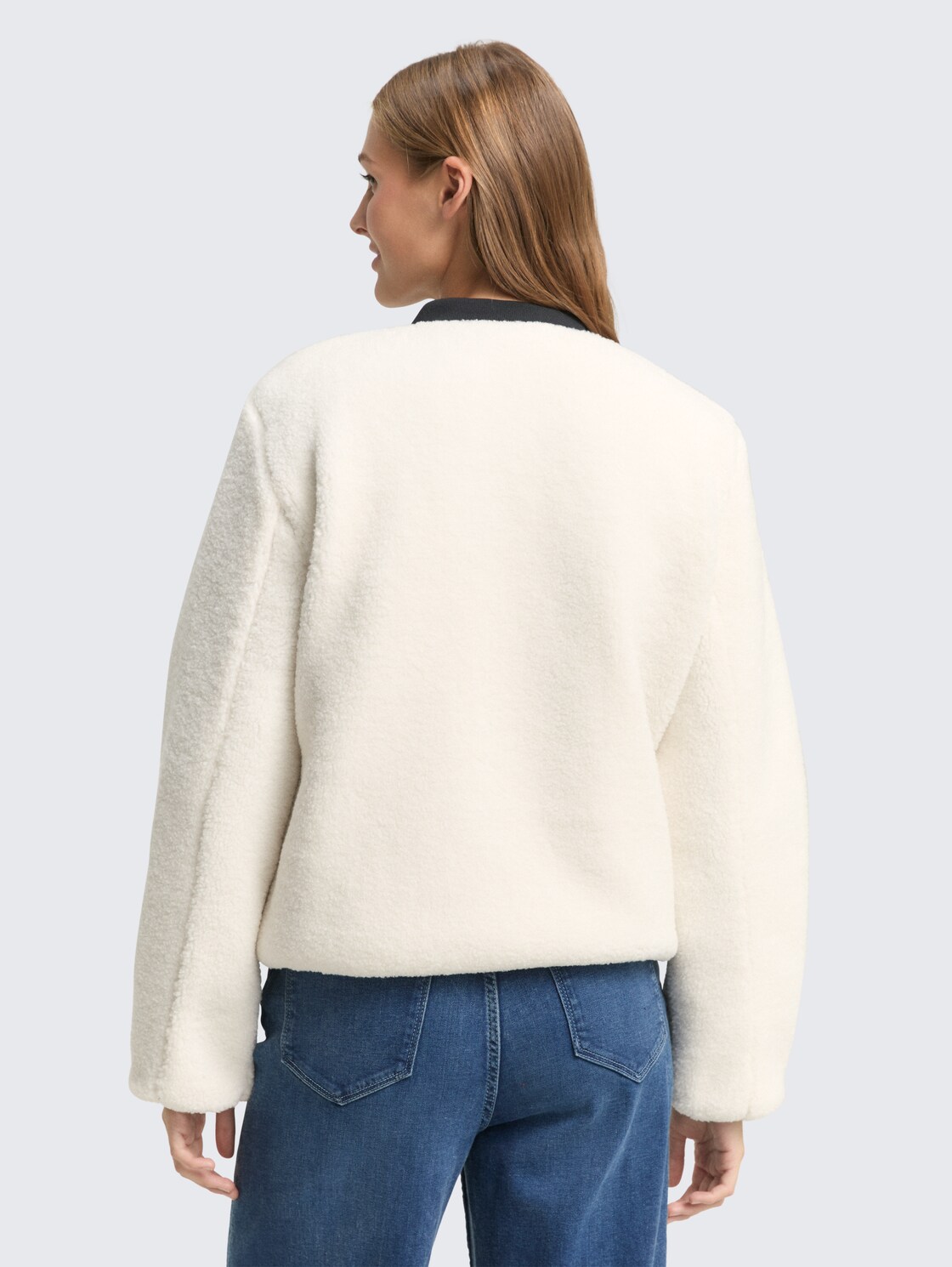 Teddy Jacke mit Bomberkragen - light cream beige - Model-Rückansicht