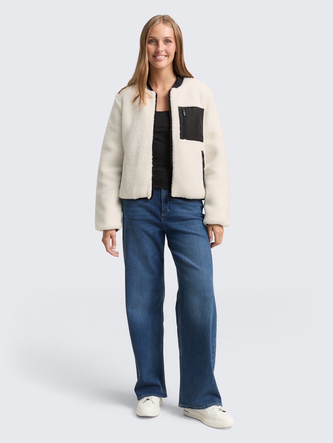 Teddy Jacke mit Bomberkragen - light cream beige - seitliche Model-Ansicht