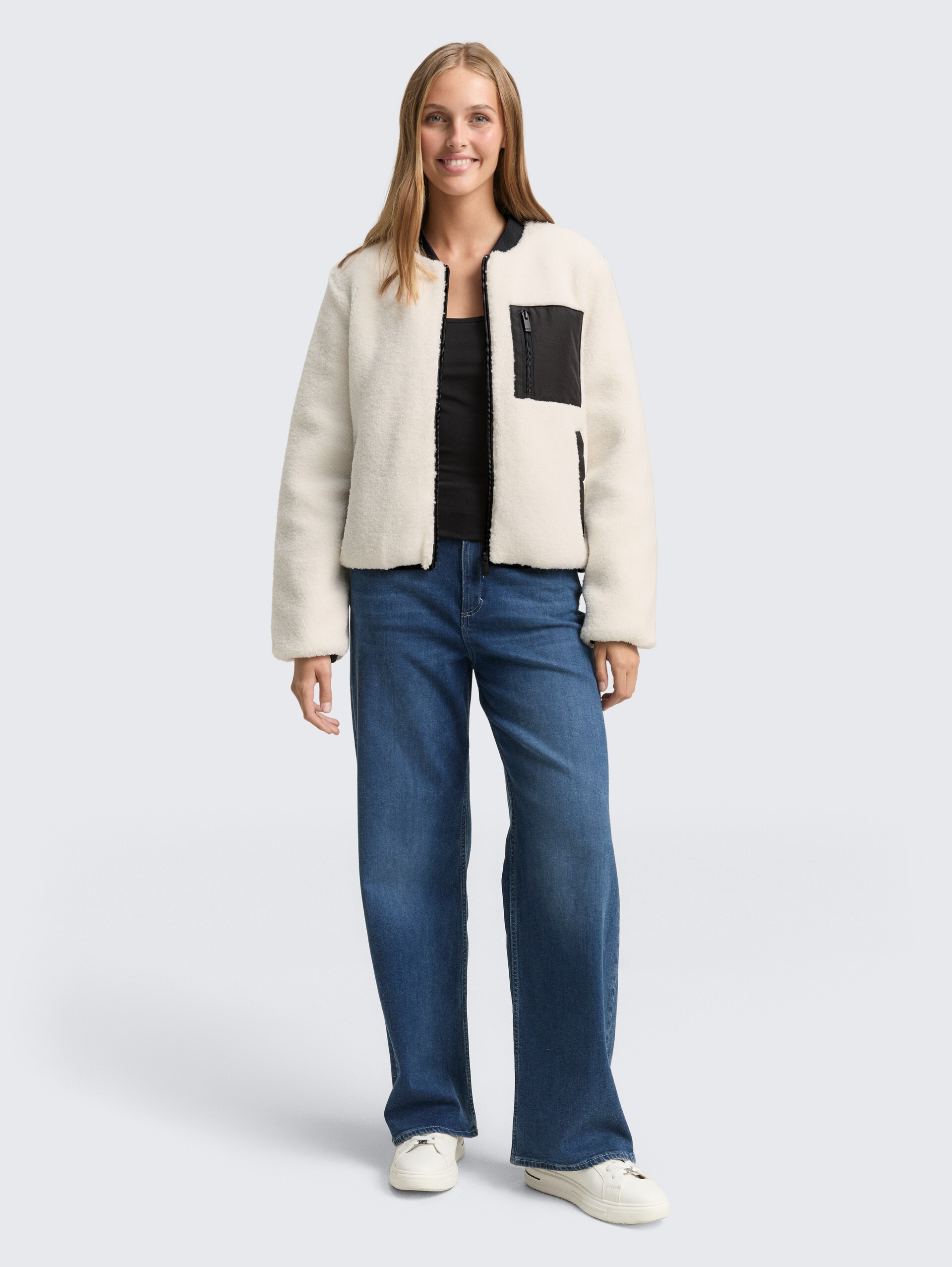 Teddy Jacke mit Bomberkragen - light cream beige - seitliche Model-Ansicht