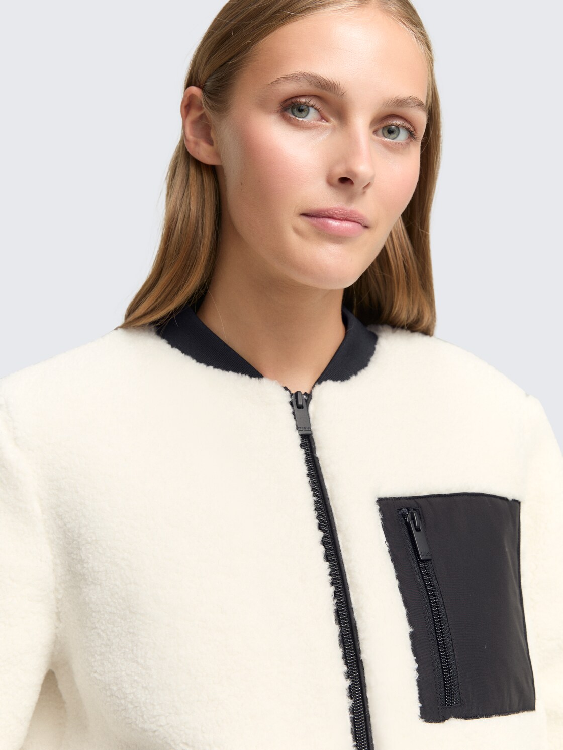 Teddy Jacke mit Bomberkragen - light cream beige - Detail-Model-Ansicht