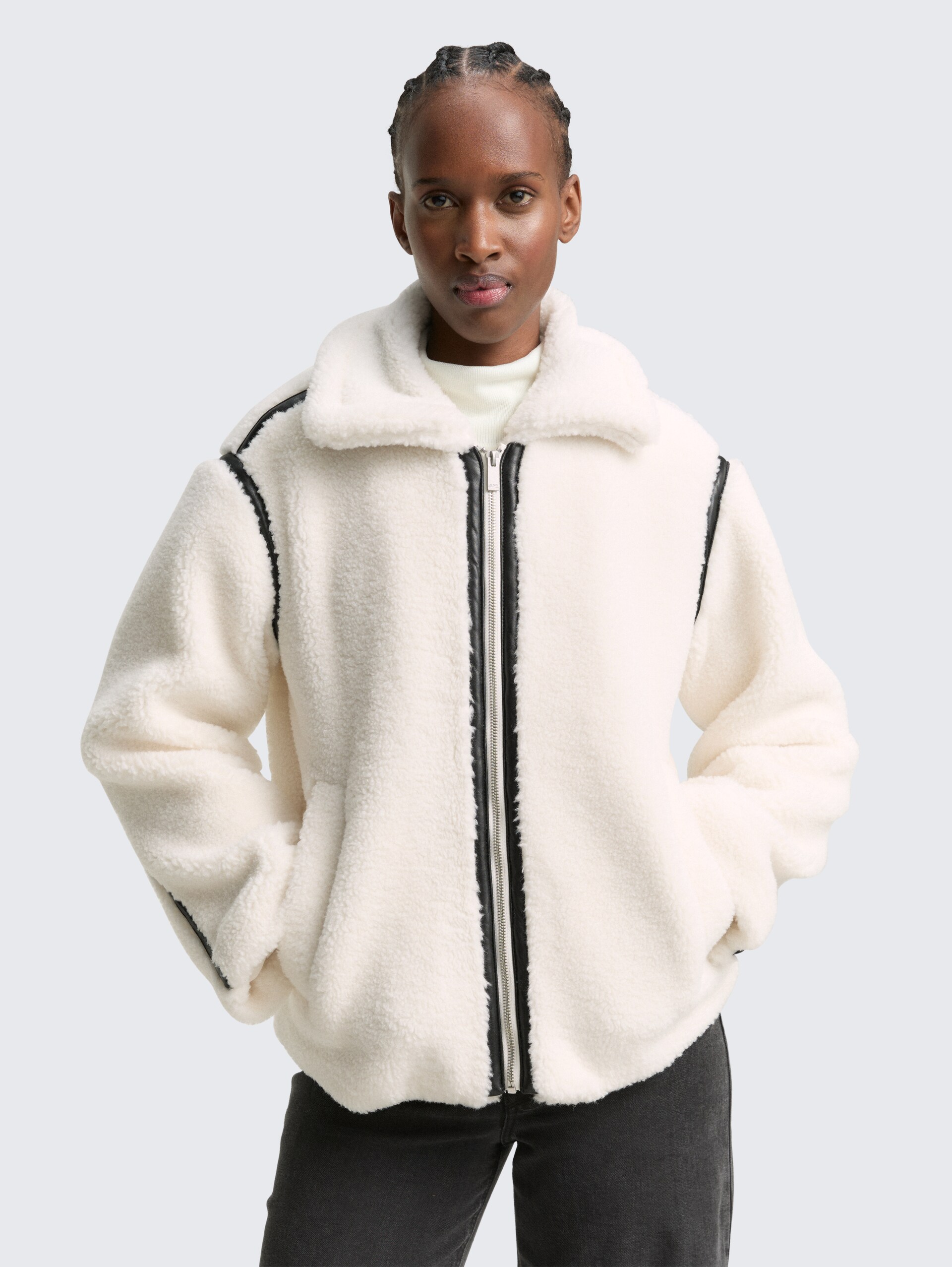 Loose Fit Teddy Jacke - light cream beige - Model-Vorderansicht