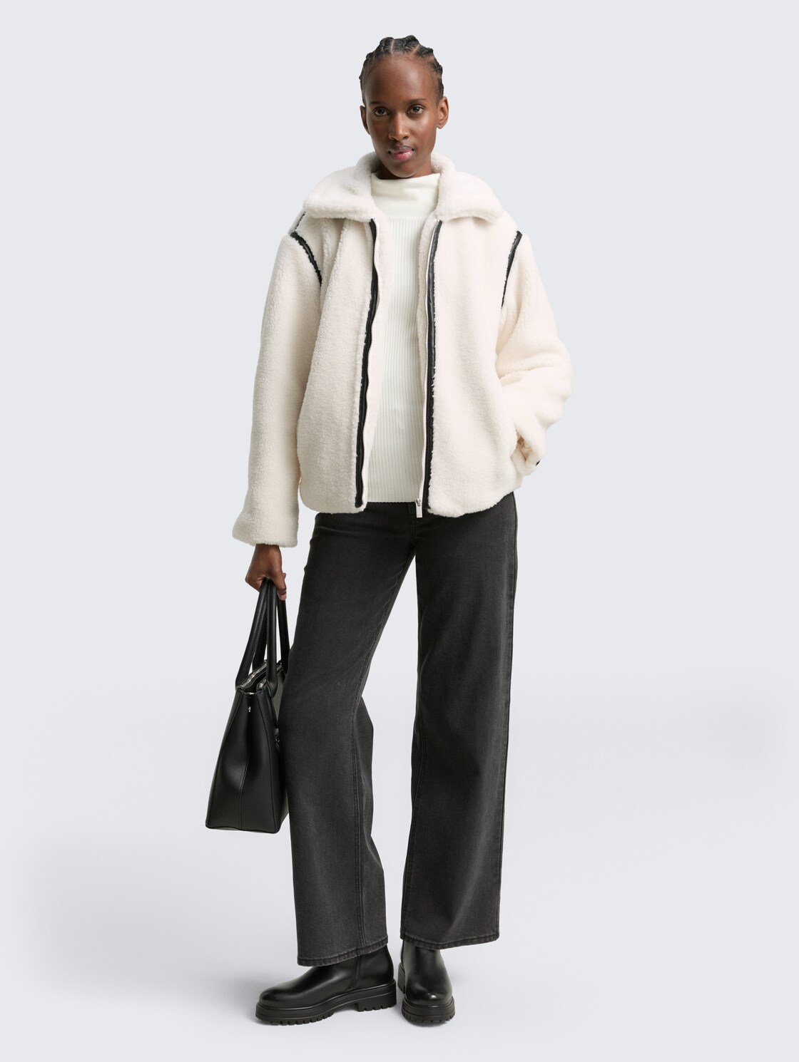 Loose Fit Teddy Jacke - light cream beige - seitliche Model-Ansicht