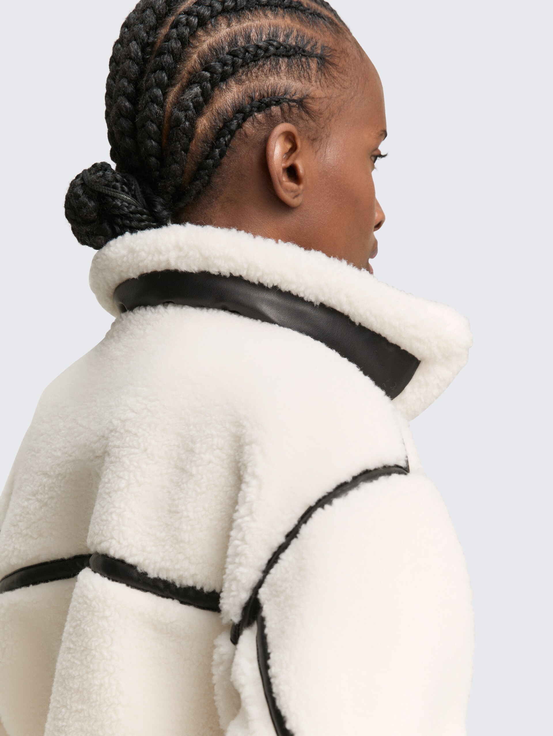 Loose Fit Teddy Jacke - light cream beige - Detail-Model-Ansicht