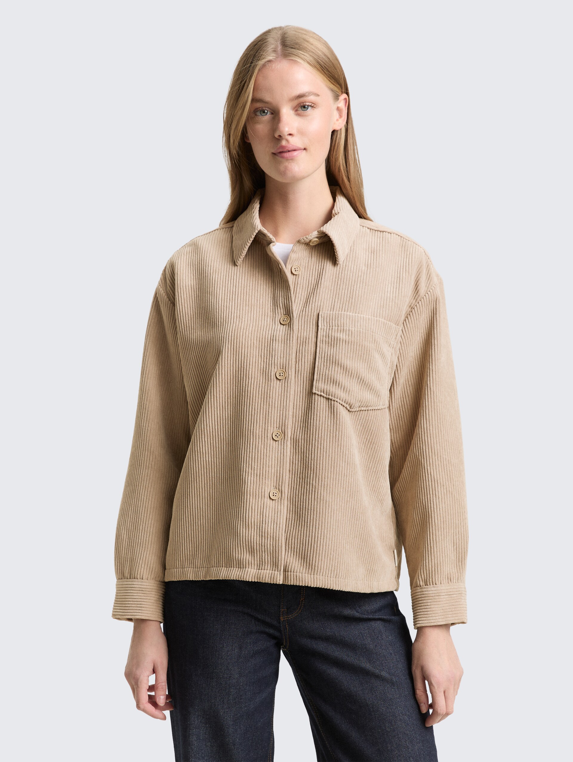Boxy Fit Cordbluse - tan brown - Ausschnitt Model-Vorderansicht