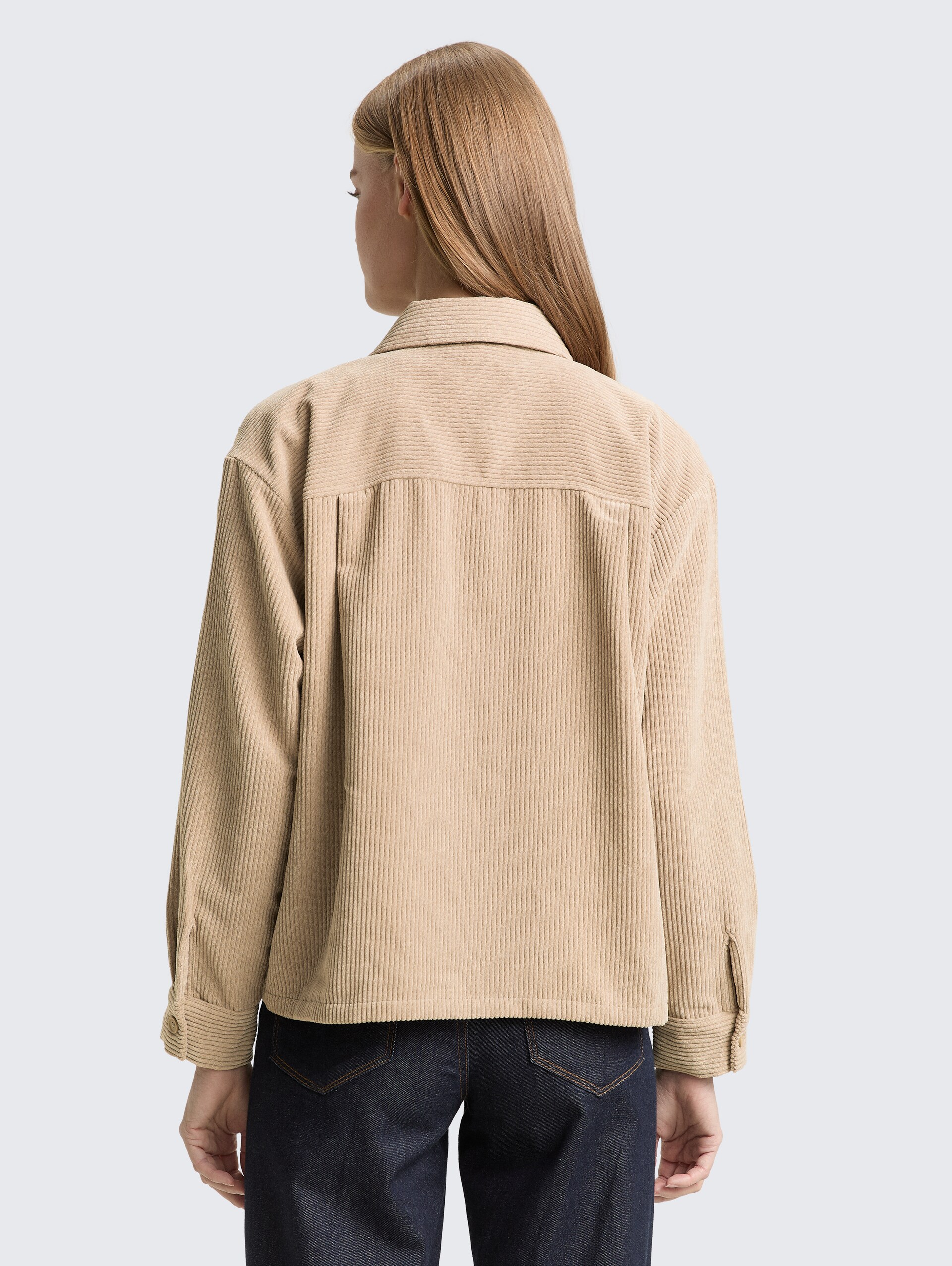 Boxy Fit Cordbluse - tan brown - Auschnitt Model-Rückansicht