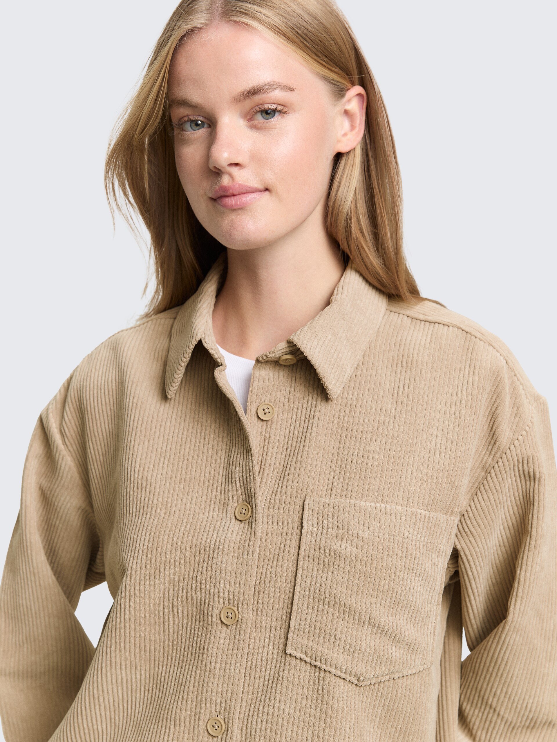 Boxy Fit Cordbluse - tan brown - Detail-Model-Ansicht