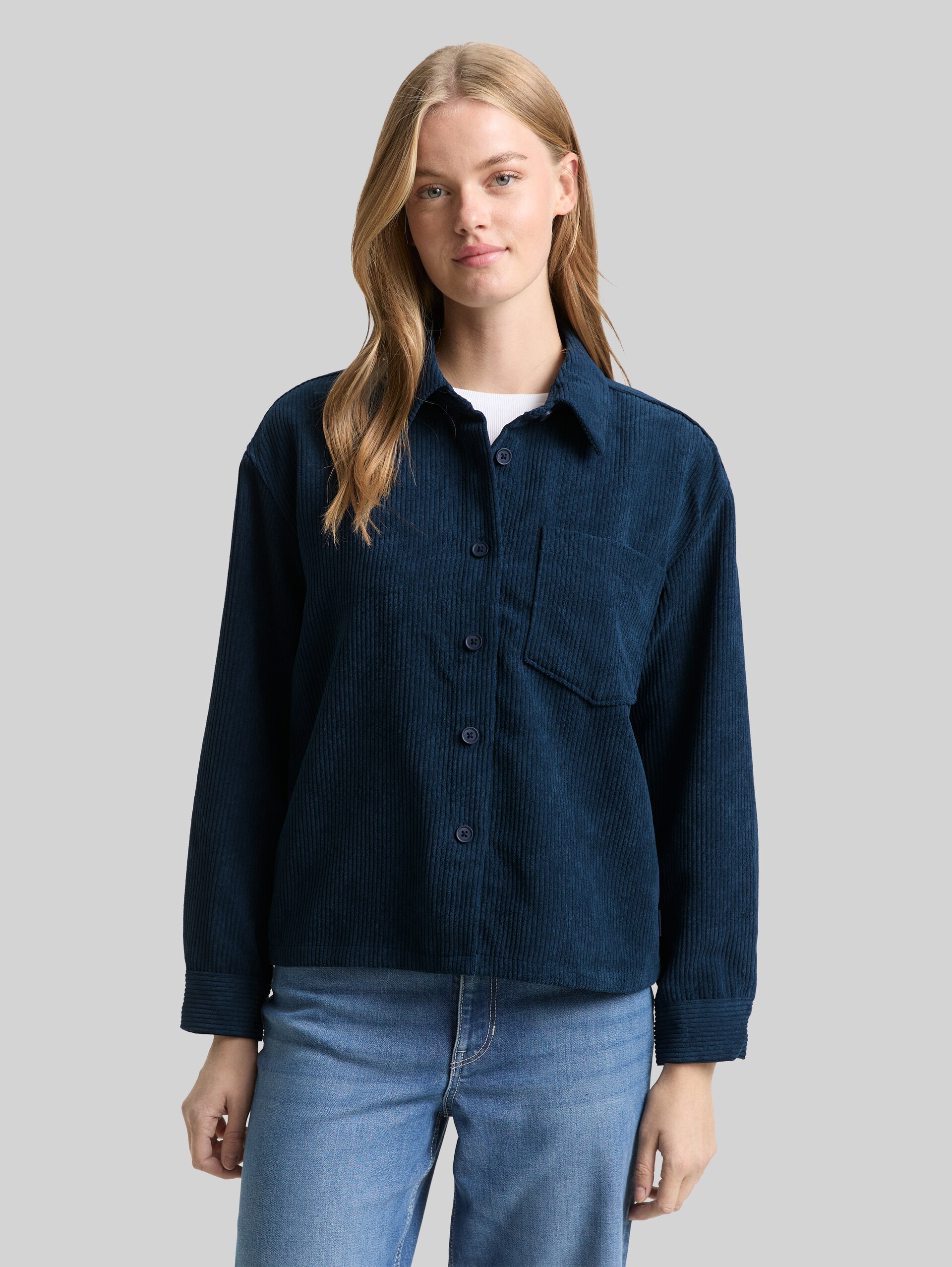 Boxy fit corduroy blouse - dark sea petrol - Neckline model front view