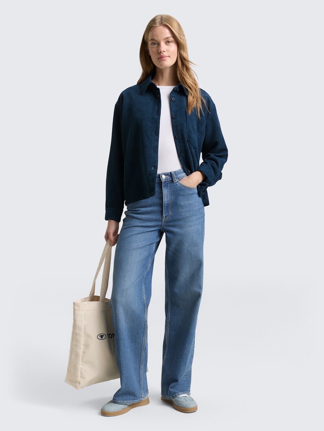 Boxy Fit Cordbluse - dark sea petrol - Model-Vorderansicht