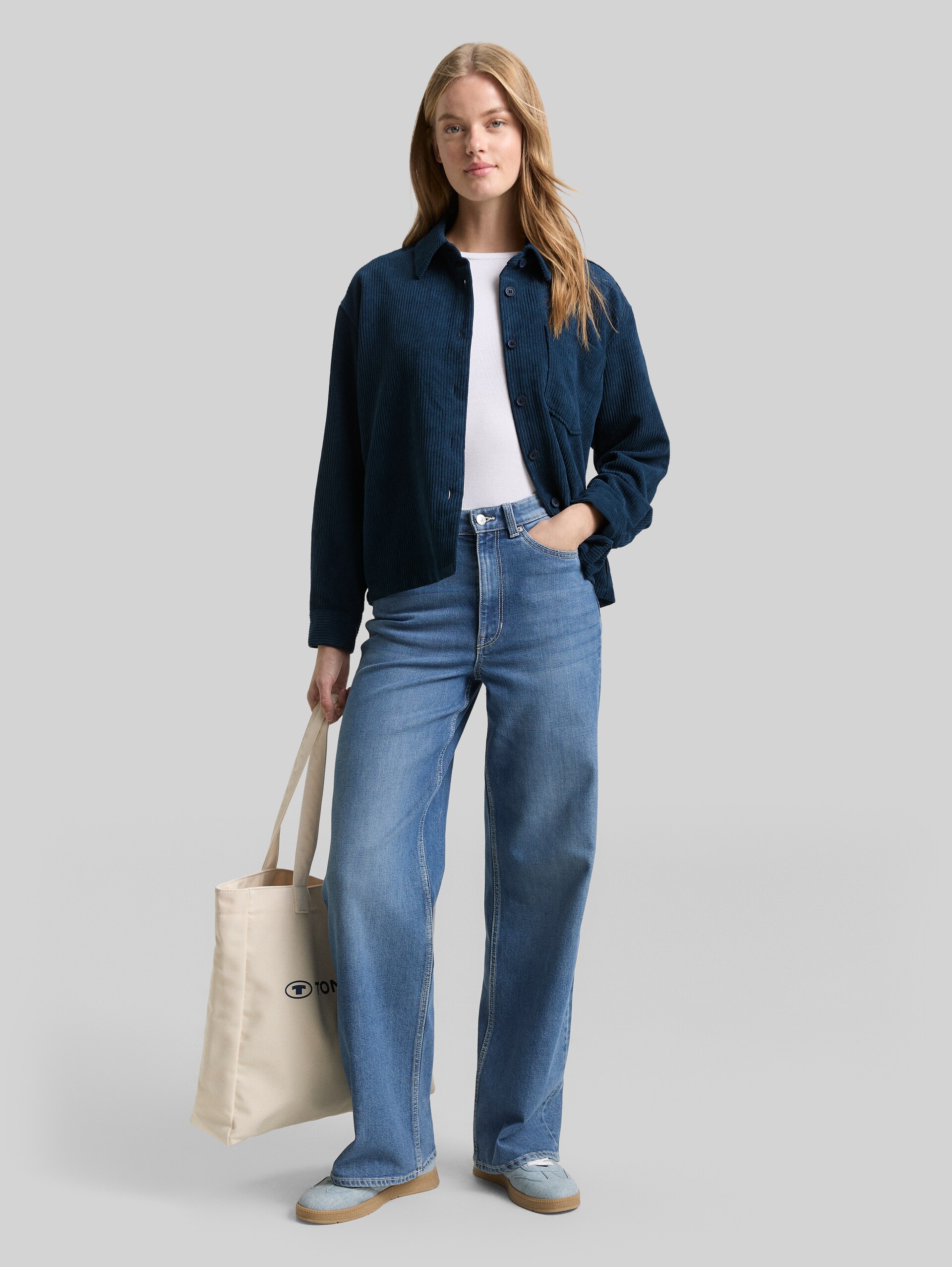 Boxy fit corduroy blouse - dark sea petrol - Model front view