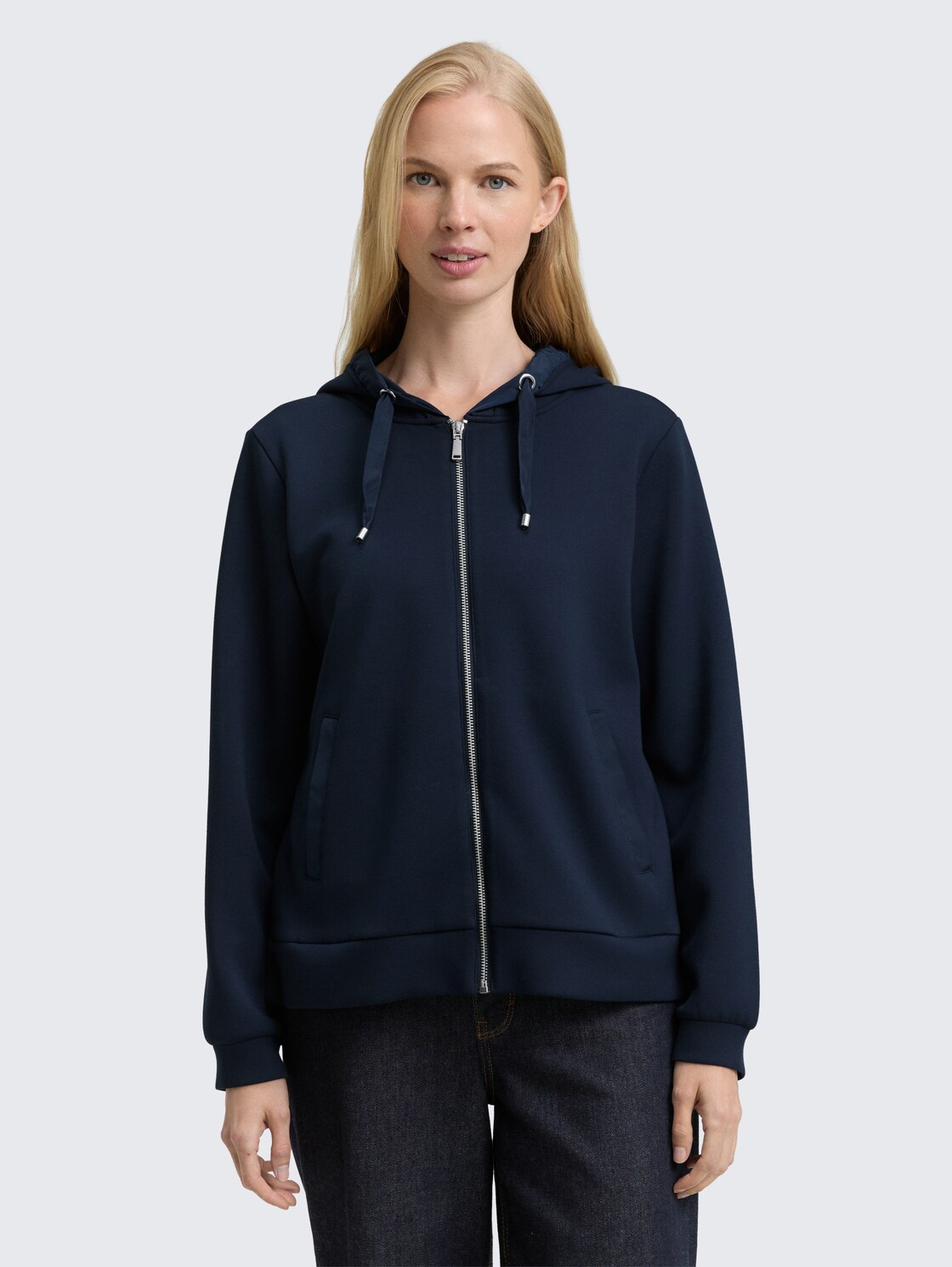 Hoodie Sweatjacke aus Scuba - sky captain blue - Ausschnitt Model-Vorderansicht
