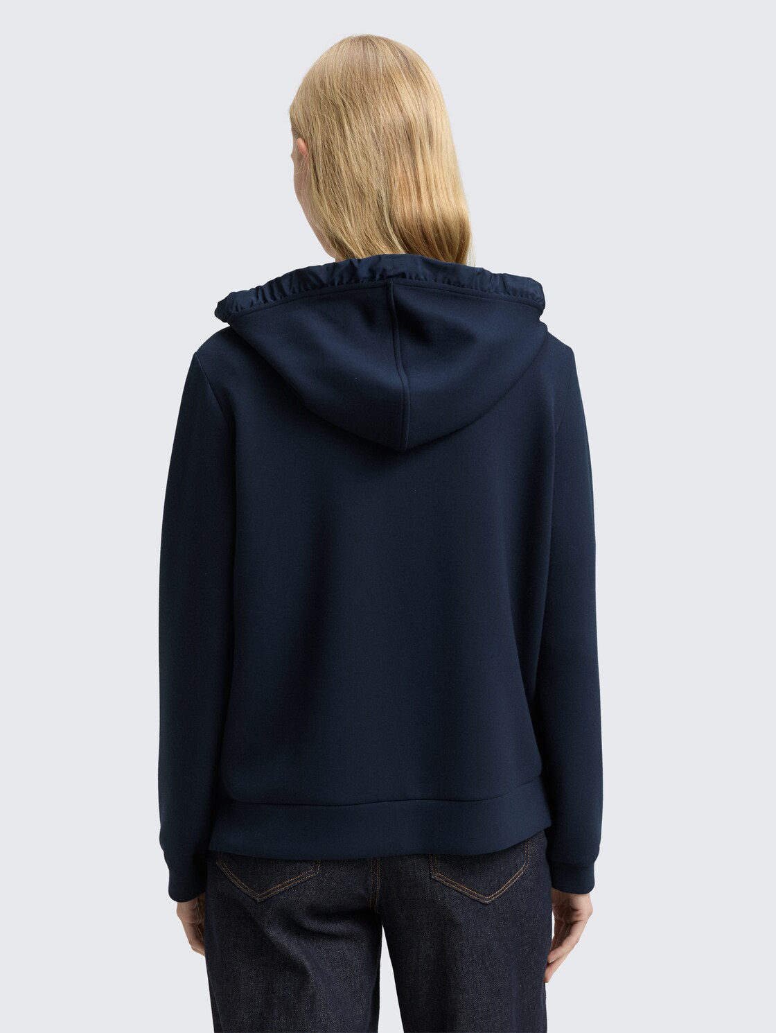Hoodie Sweatjacke aus Scuba - sky captain blue - Auschnitt Model-Rückansicht