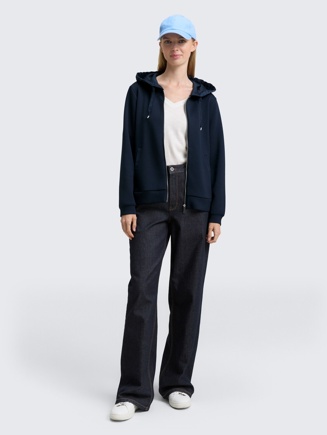 Hoodie Sweatjacke aus Scuba - sky captain blue - Model-Vorderansicht