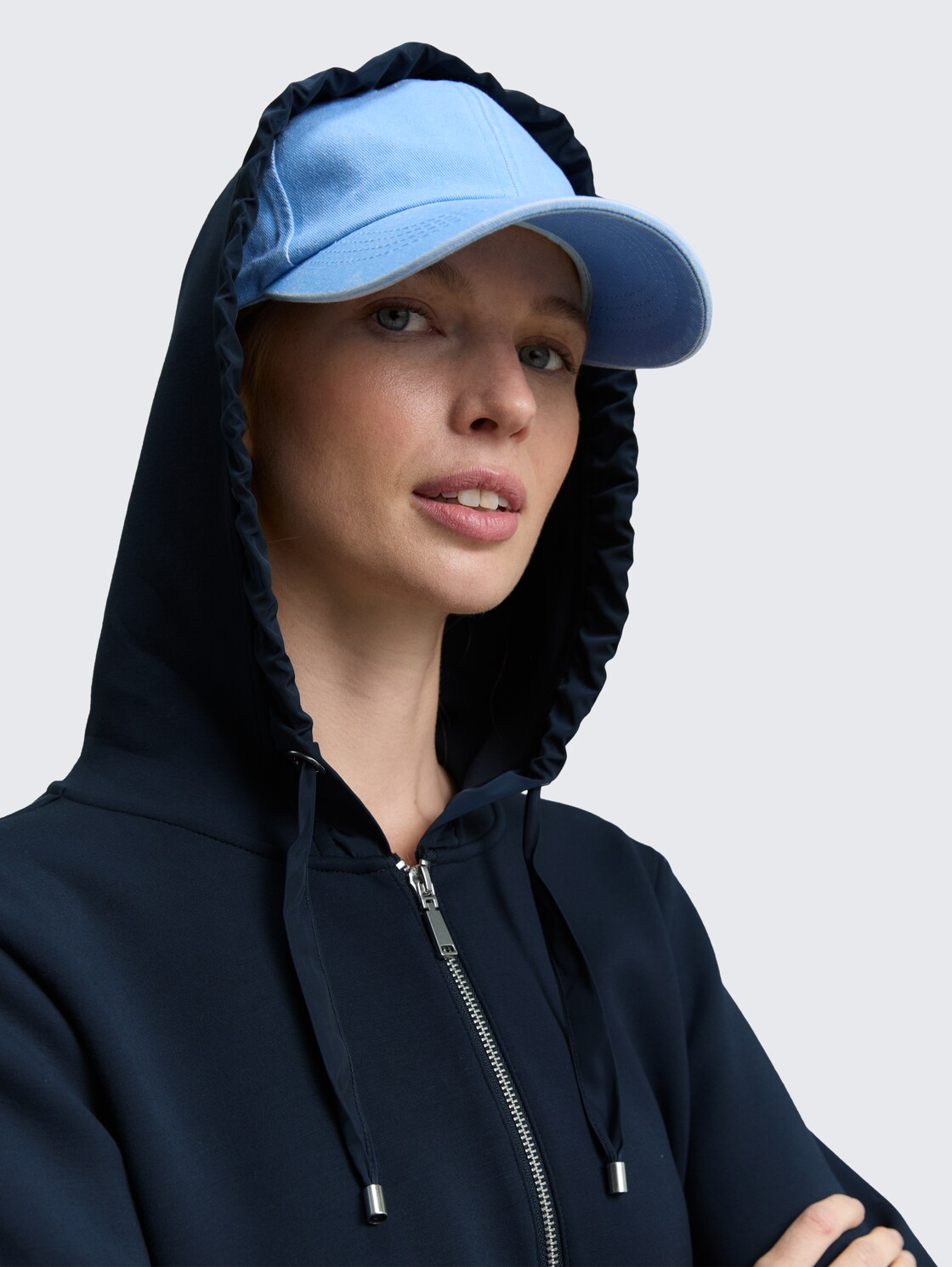 Hoodie Sweatjacke aus Scuba - sky captain blue - Detail-Model-Ansicht