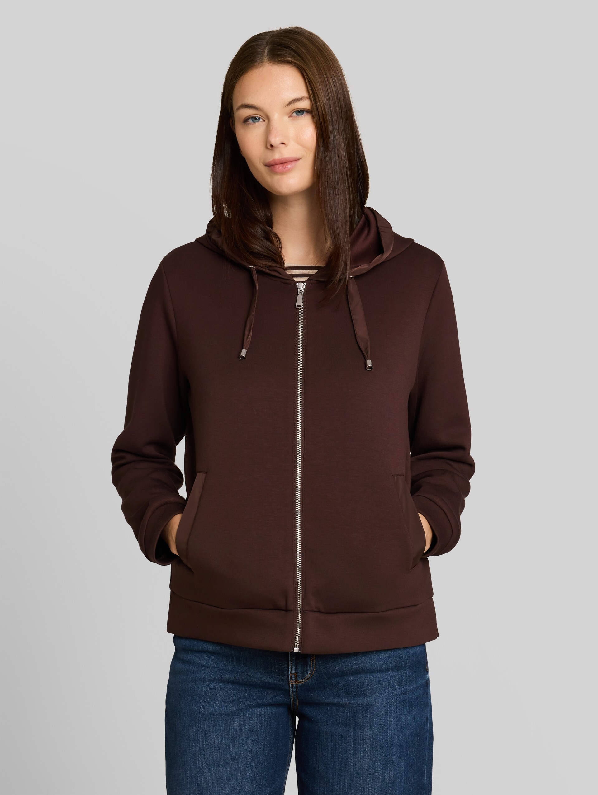 Hoodie Sweatjacke aus Scuba - java dark brown - Ausschnitt Model-Vorderansicht