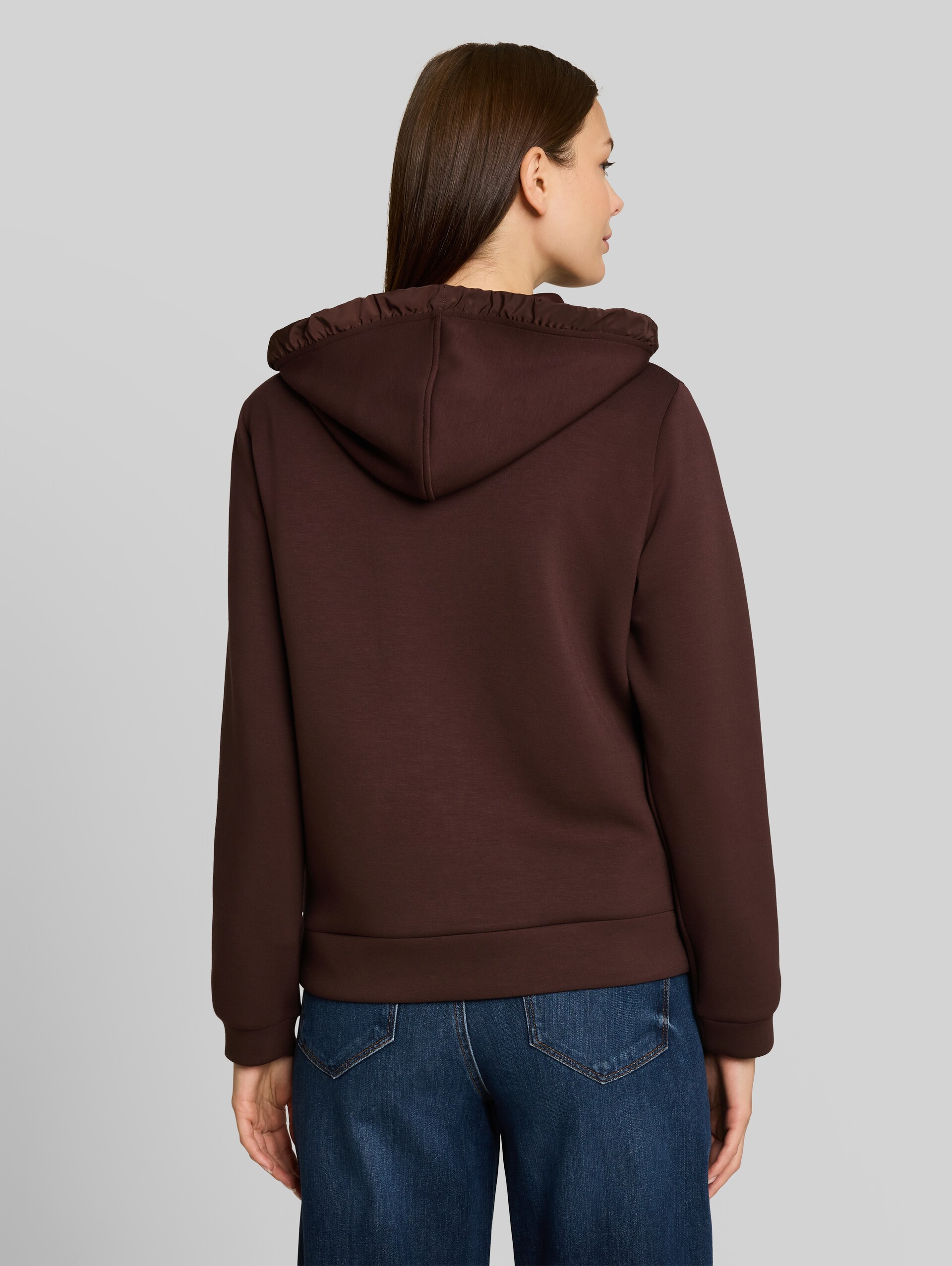 Hoodie Sweatjacke aus Scuba - java dark brown - Auschnitt Model-Rückansicht