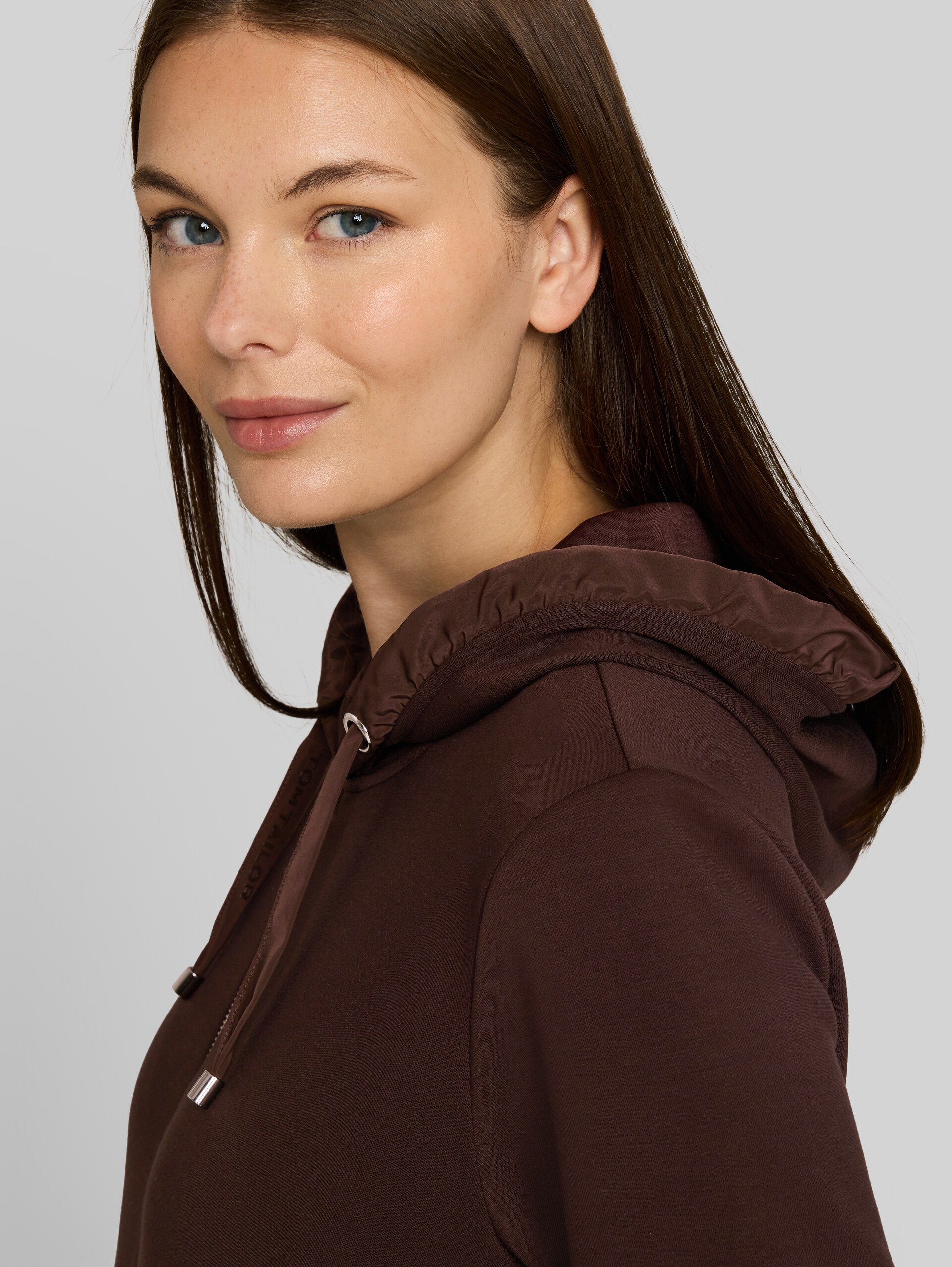 Hoodie Sweatjacke aus Scuba - java dark brown - Detail-Model-Ansicht